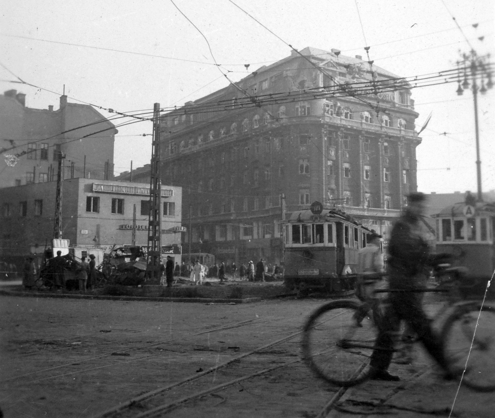 Hungary, Budapest VIII.,Budapest V.,Budapest IX., Kálvin tér, a Kecskeméti utca felől az Üllői út torkolata felé nézve., 1956, Nagy József, bicycle, revolution, square, pedestrian, tram, pylon, firewall, building, Budapest, Fortepan #13705