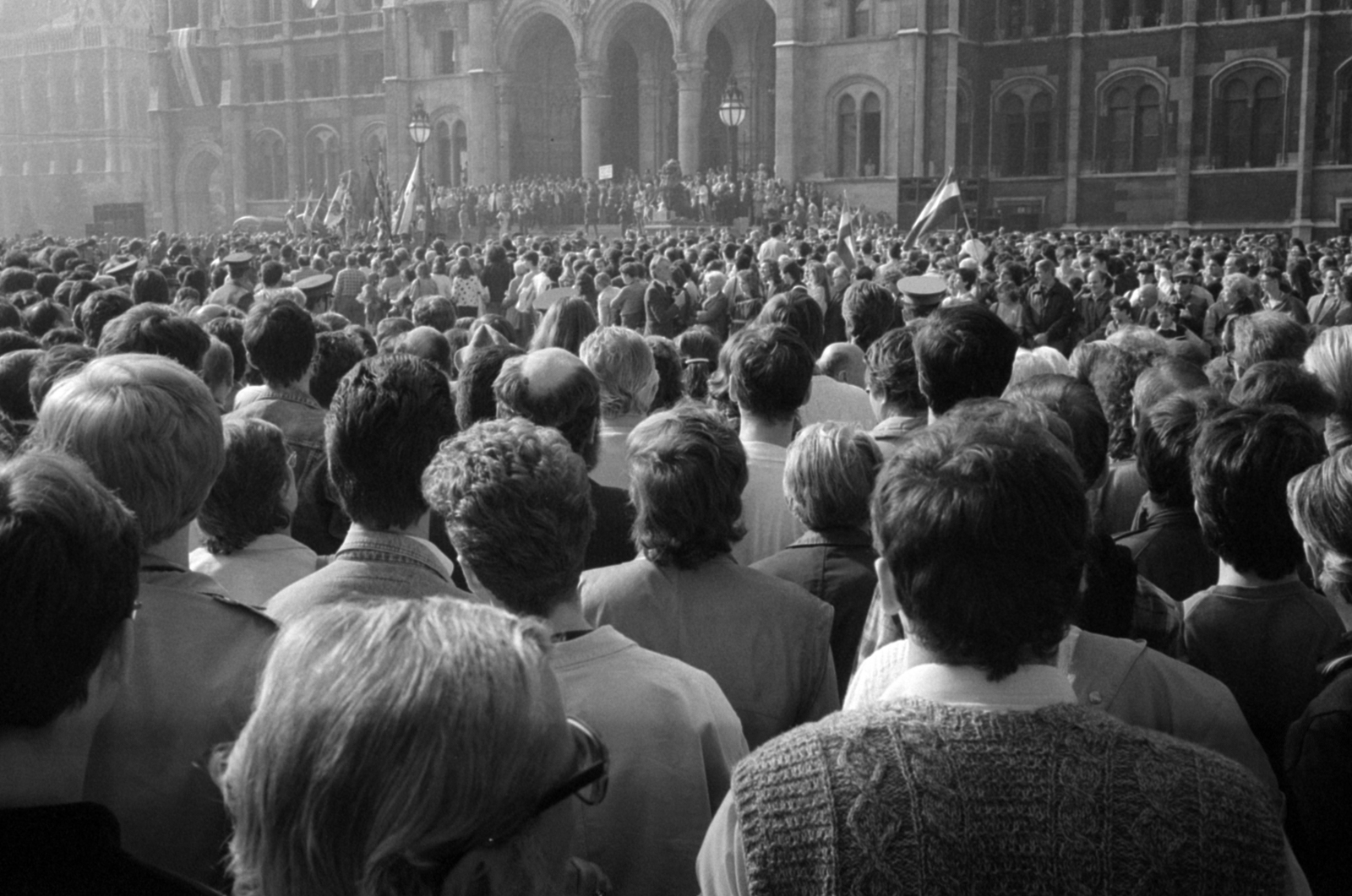 Magyarország, Budapest V., Kossuth Lajos tér, ünneplők 1989. október 23-án, a Magyar Köztársaság kikiáltásakor, a Parlament előtt., 1989, Vészi Ágnes, Budapest, rendszerváltás, Fortepan #137050