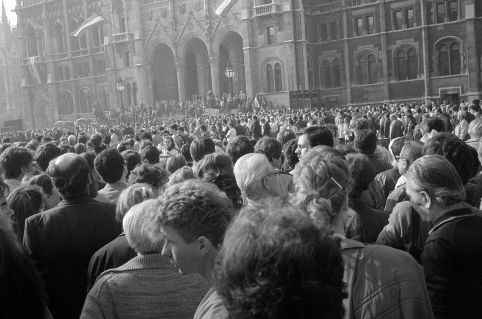 Magyarország, Budapest V., Kossuth Lajos tér, ünneplők 1989. október 23-án, a Magyar Köztársaság kikiáltásakor, a Parlament előtt., 1989, Vészi Ágnes, Budapest, rendszerváltás, Fortepan #137051