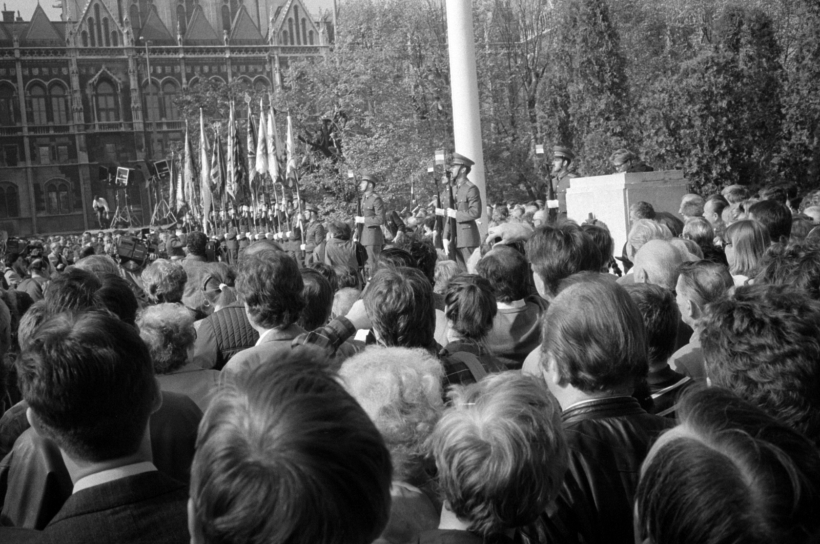 Magyarország, Budapest V., Kossuth Lajos tér, ünneplők 1989. október 23-án, a Magyar Köztársaság kikiáltásakor, a Parlament előtt., 1989, Vészi Ágnes, Budapest, rendszerváltás, Fortepan #137052
