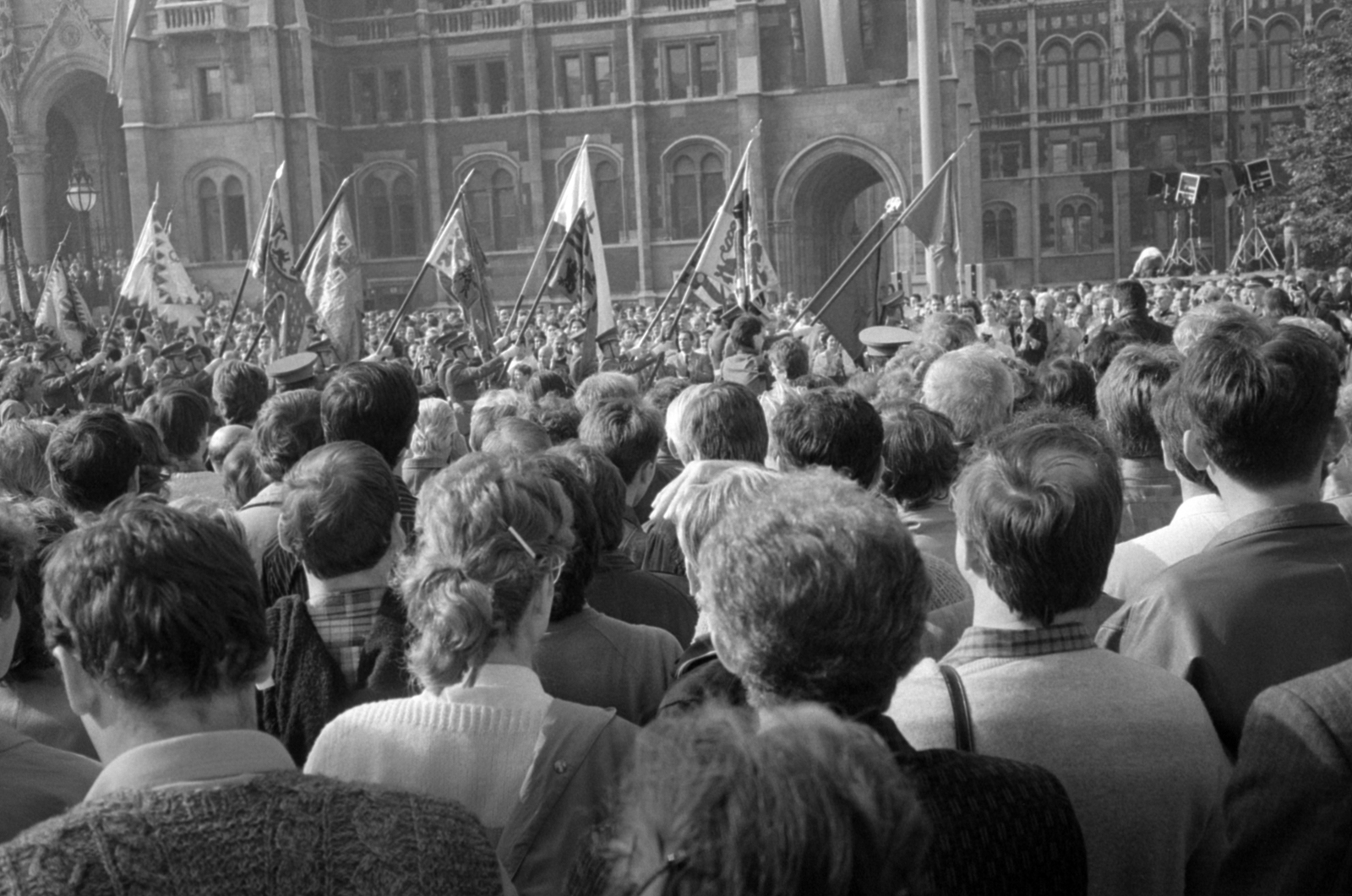 Magyarország, Budapest V., Kossuth Lajos tér, ünneplők 1989. október 23-án, a Magyar Köztársaság kikiáltásakor, a Parlament előtt., 1989, Vészi Ágnes, Budapest, rendszerváltás, Fortepan #137053