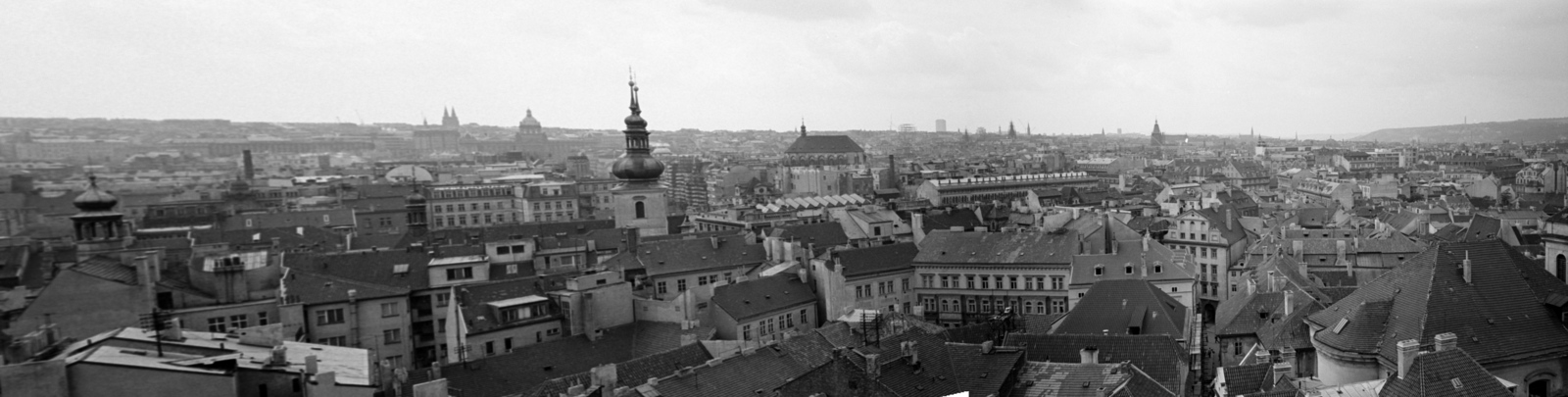 Czech Republik, Prague, kilátás a Óratoronyból, középen a Szent Gál-templom tornyai., 1983, Vészi Ágnes, Czechoslovakia, church, Baroque-style, Catholic Church, tower, panoramic photography, Paul Ignaz Bayer-design, Fortepan #137059