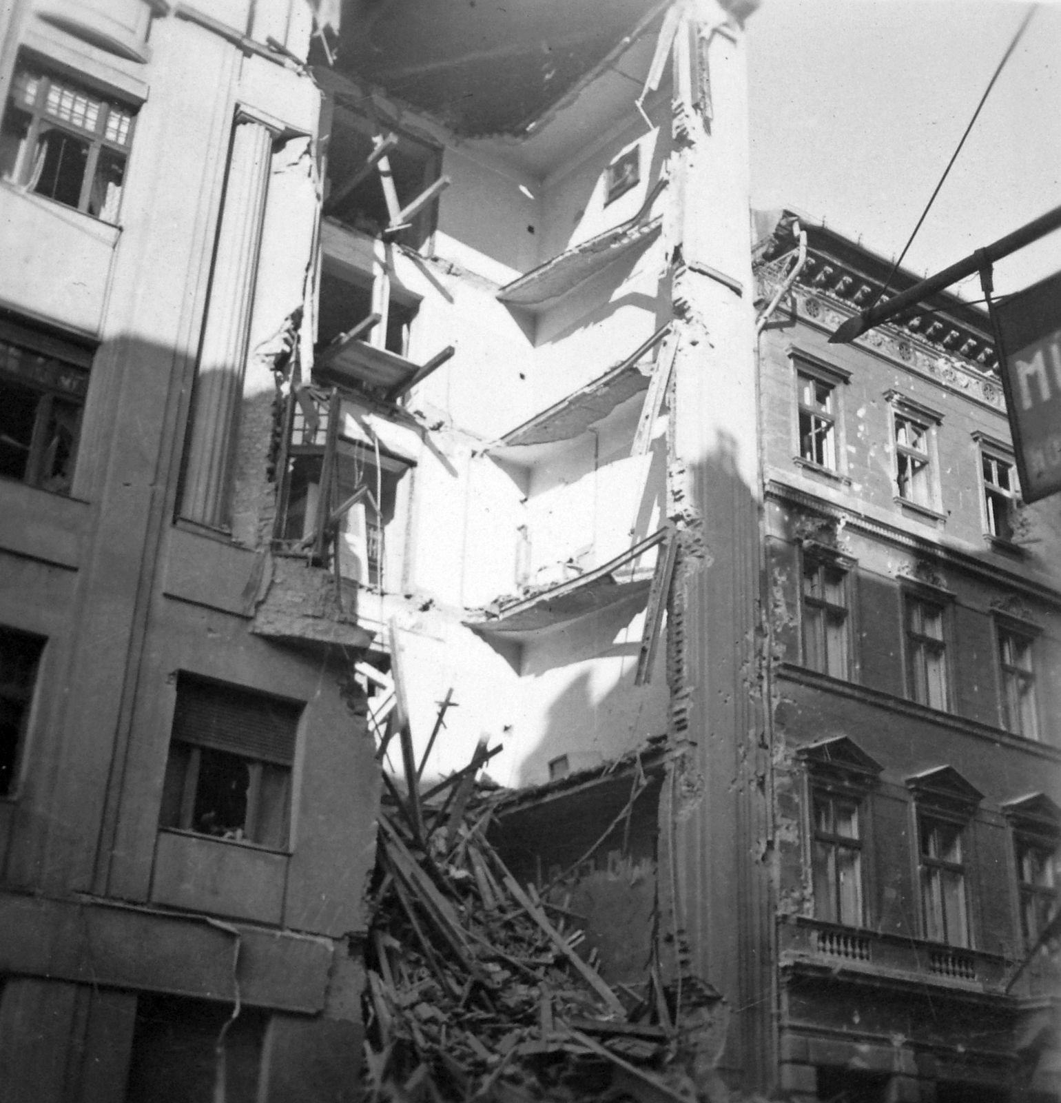 Hungary, Budapest VIII., a romos Baross utca 46. számú ház a Mária utca felől nézve., 1956, Nagy József, sunshine, revolution, damaged building, Budapest, Fortepan #13706