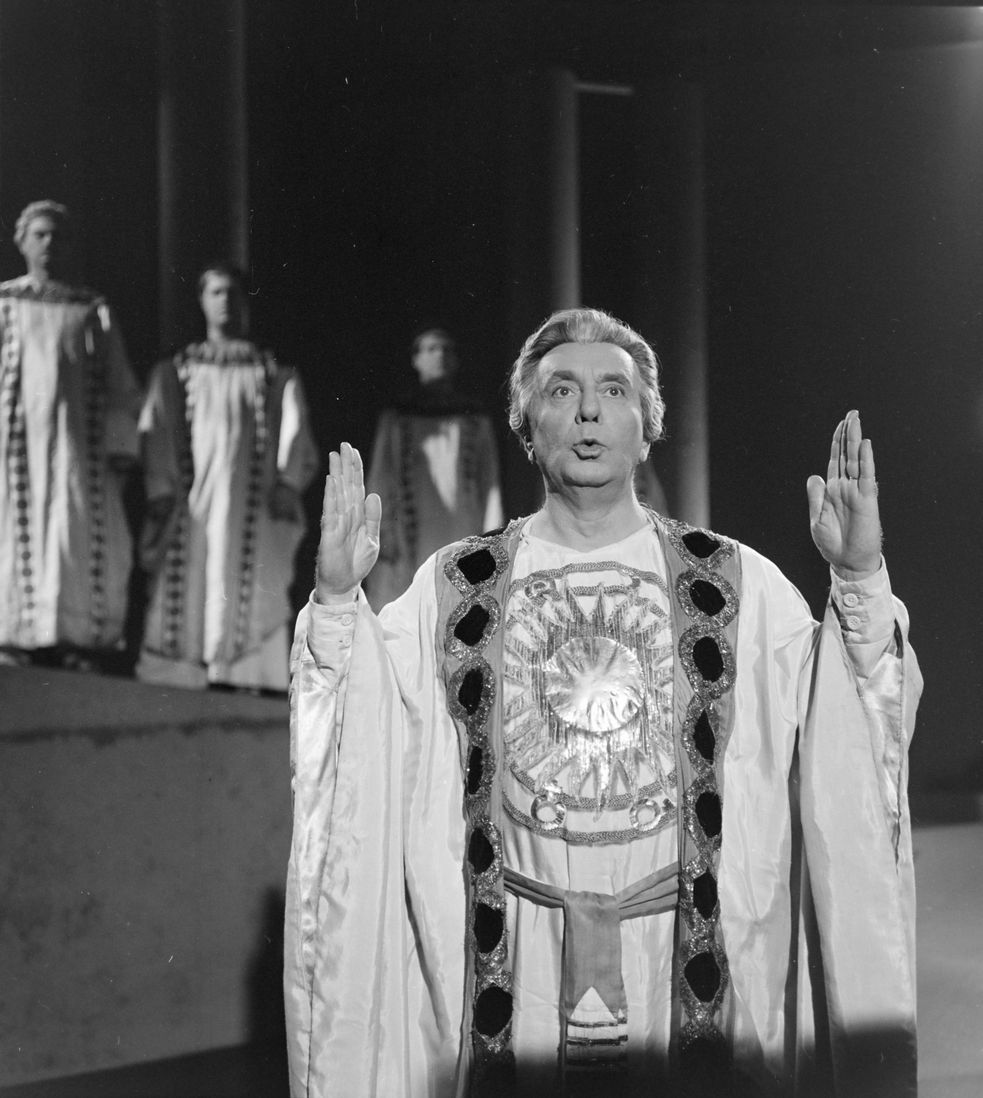 Hungary, Budapest V., az MTV stúdiója, Székely Mihály operaénekes Sarastro áriáját énekli Mozart Varázsfuvola című operájából, a róla készülő portréfilm felvételén., 1963, Szalay Zoltán, Hungarian TV, Budapest, opera singer, Fortepan #137103