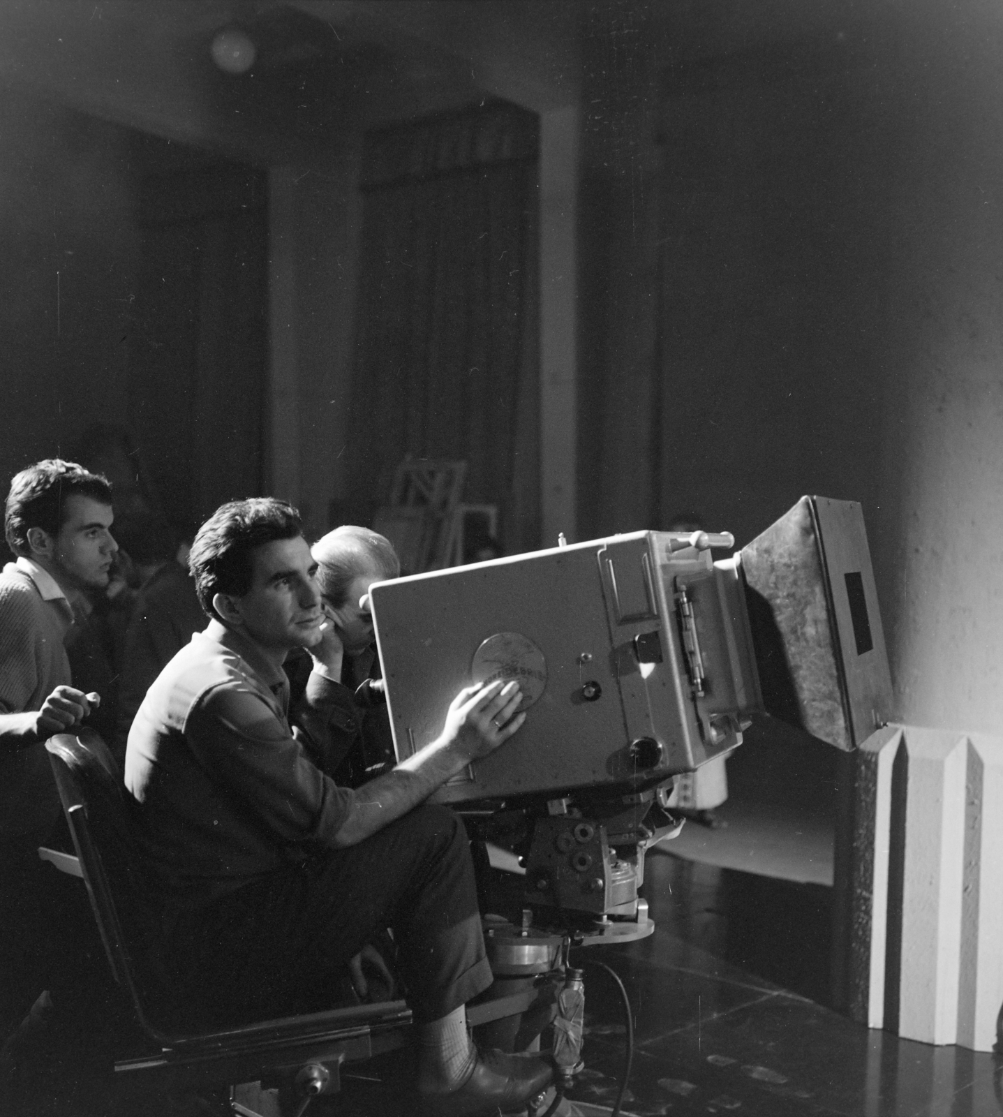 Hungary, Budapest V., az MTV stúdiója, Kocsis Sándor operatőr a Székely Mihály operaénekesről készülő portréfilm felvételén., 1963, Szalay Zoltán, cameraman, Hungarian TV, Budapest, Debrie-camera, Fortepan #137108