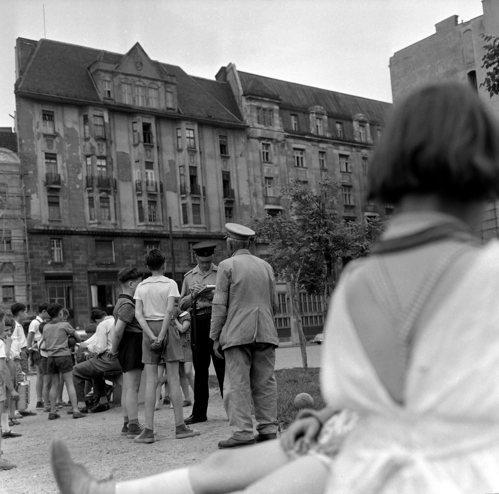 Magyarország, Budapest V., Eötvös tér, háttérben a Dorottya utca 11., 9. és 5-7., 1963, Szalay Zoltán, tér, rendőr, igazoltatás, rövidnadrág, gyerek, tornacipő, focilabda, Budapest, parkőr, Best of, Fortepan #137113