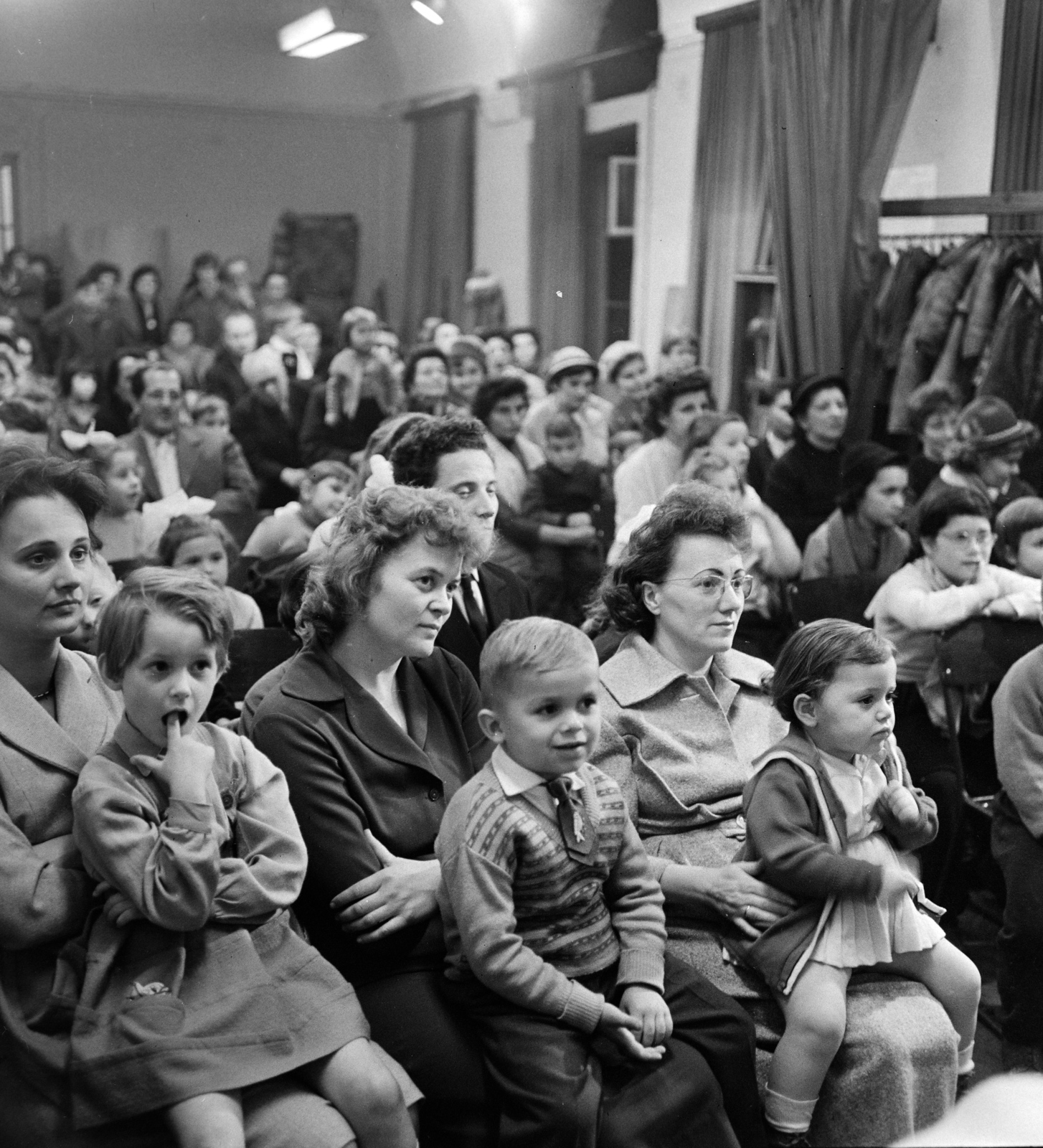 1963, Szalay Zoltán, gesture, sitting on lap, Fortepan #137120
