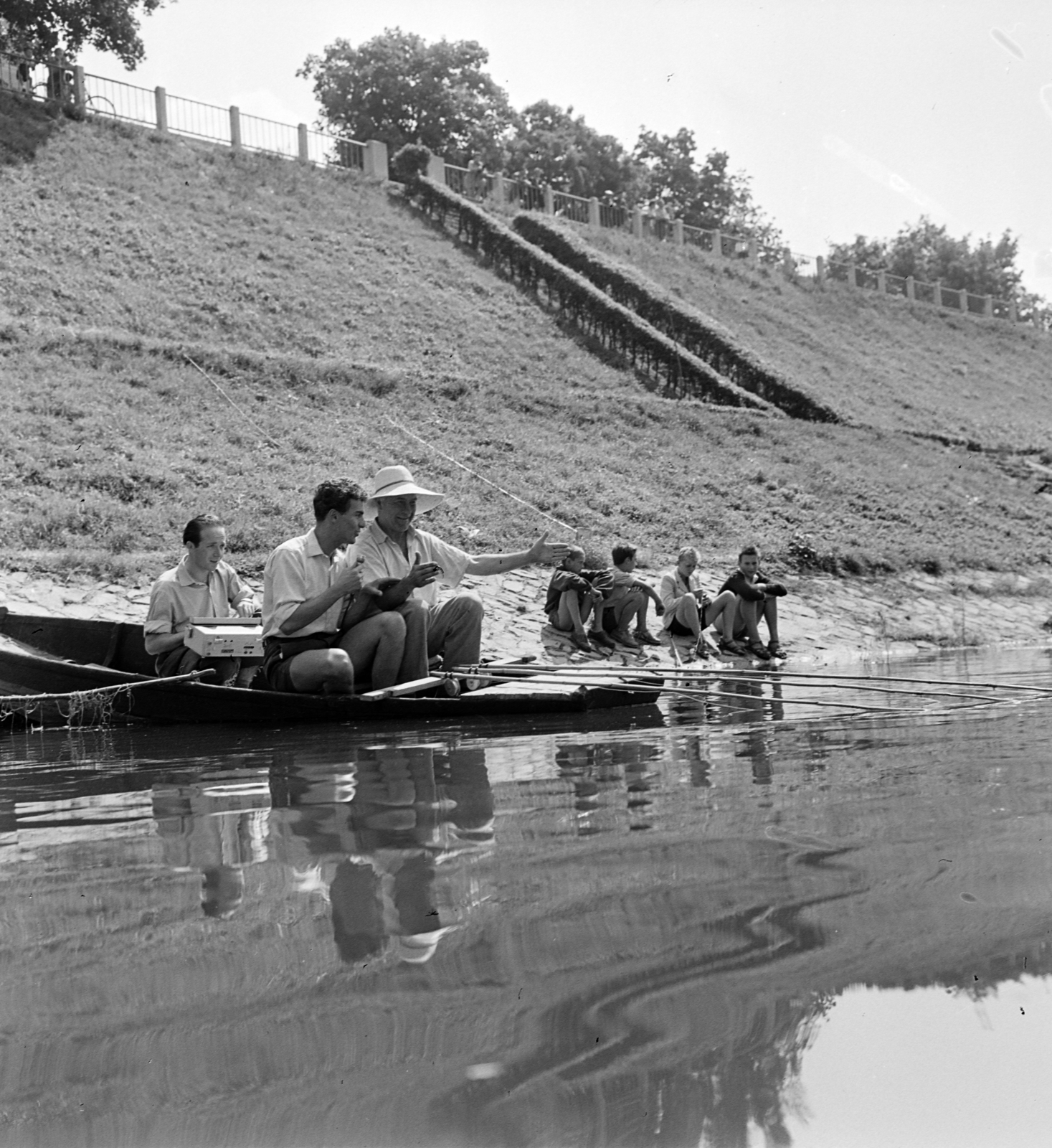 Hungary, Baja, Sugovica (Kamarás-Duna), csónakkikötő a később, 1982-ben felrobbantott szigeti híd közelében. A csónakban, rövid nadrágban, Szilágyi János riporter., 1959, Szalay Zoltán, fishing, Fortepan #137133