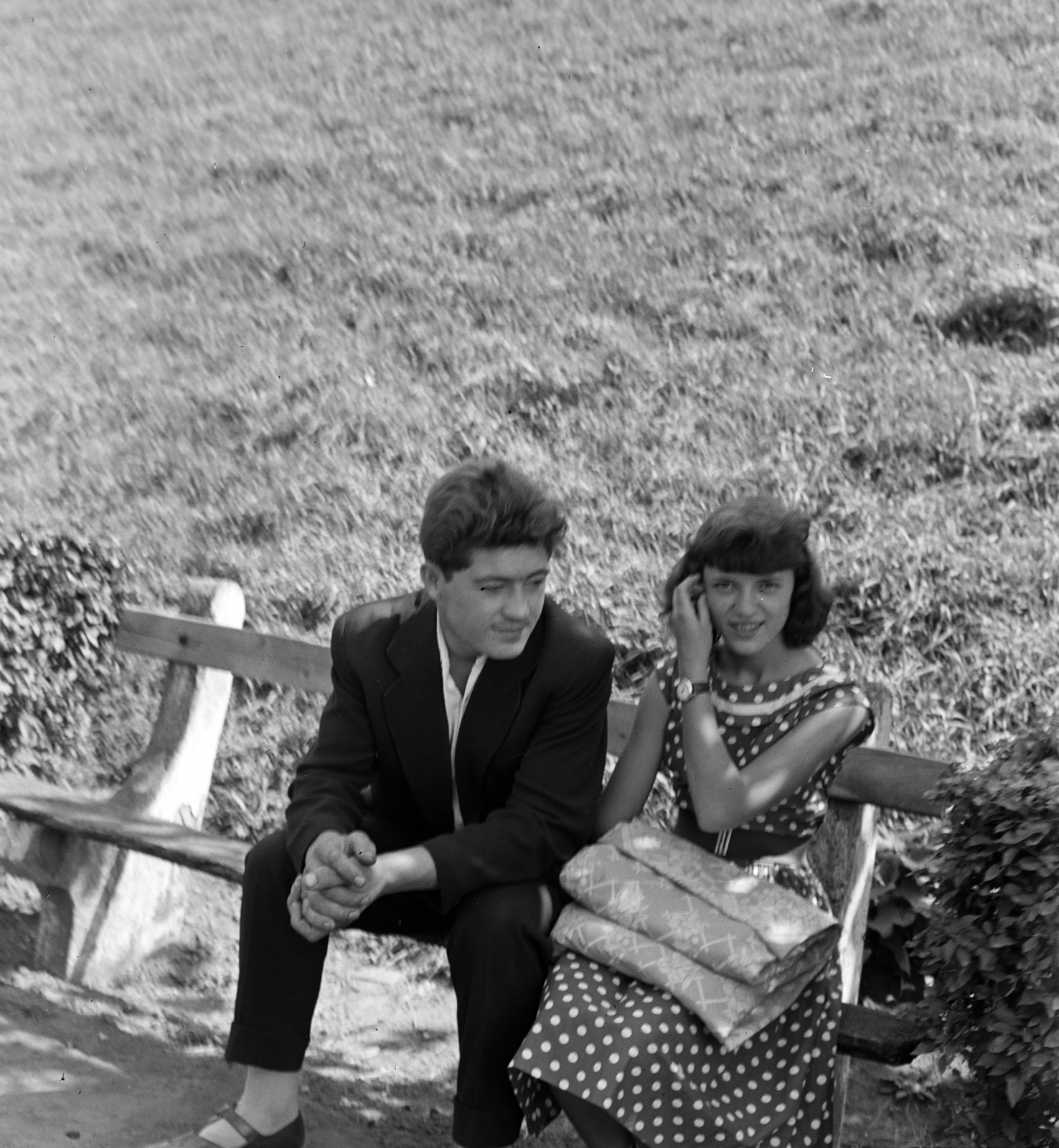 Magyarország, Baja, alsó sétány a Sugovica (Kamarás-Duna) partján, a Szentháromság (Béke) tér alatt., 1959, Szalay Zoltán, pöttyös ruha, Fortepan #137134