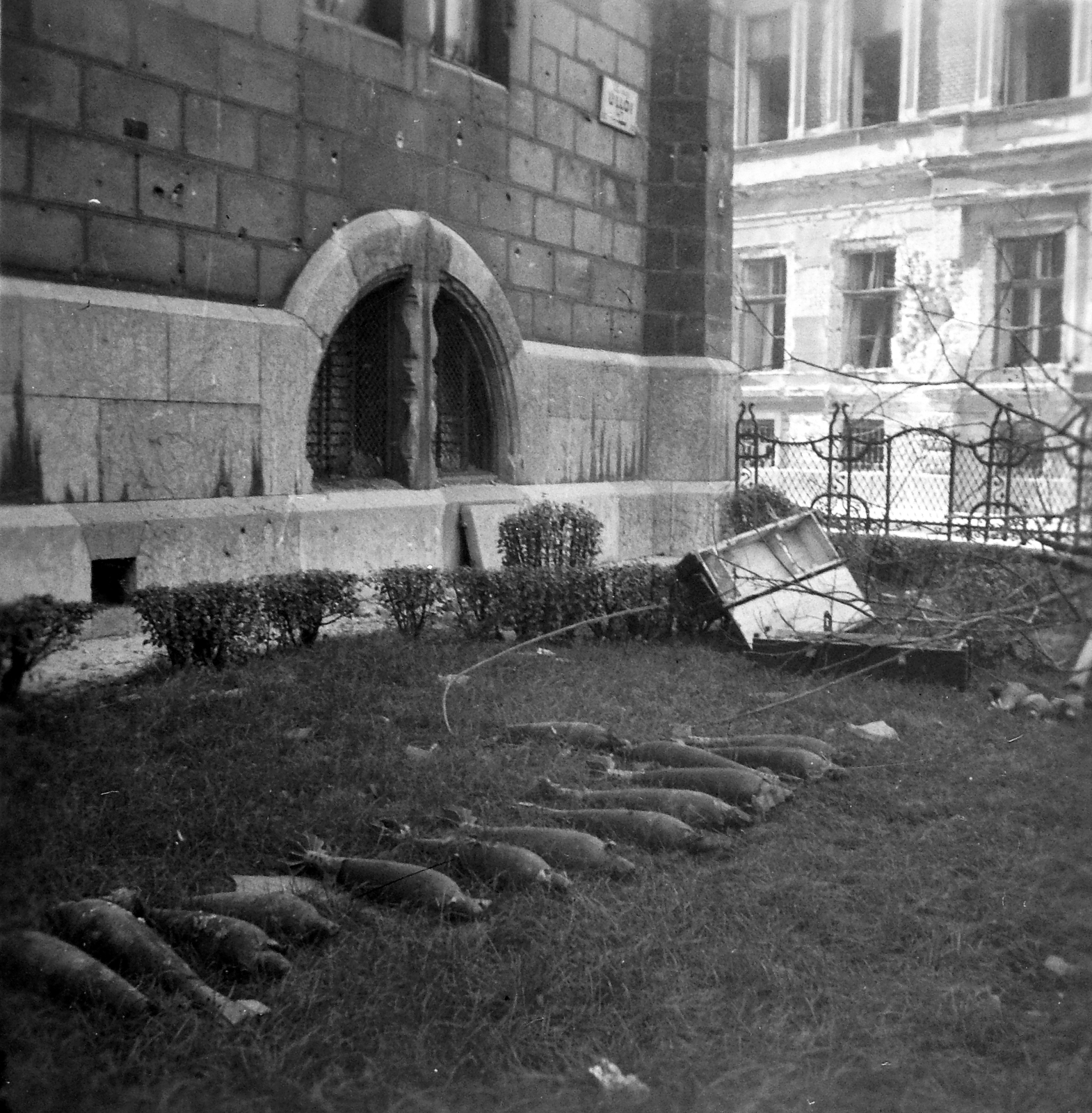 Hungary, Budapest IX., Kinizsi utca és Üllői út sarok, Iparművészeti Múzeum., 1956, Nagy József, revolution, fence, damaged building, ammunition, Budapest, Fortepan #13714