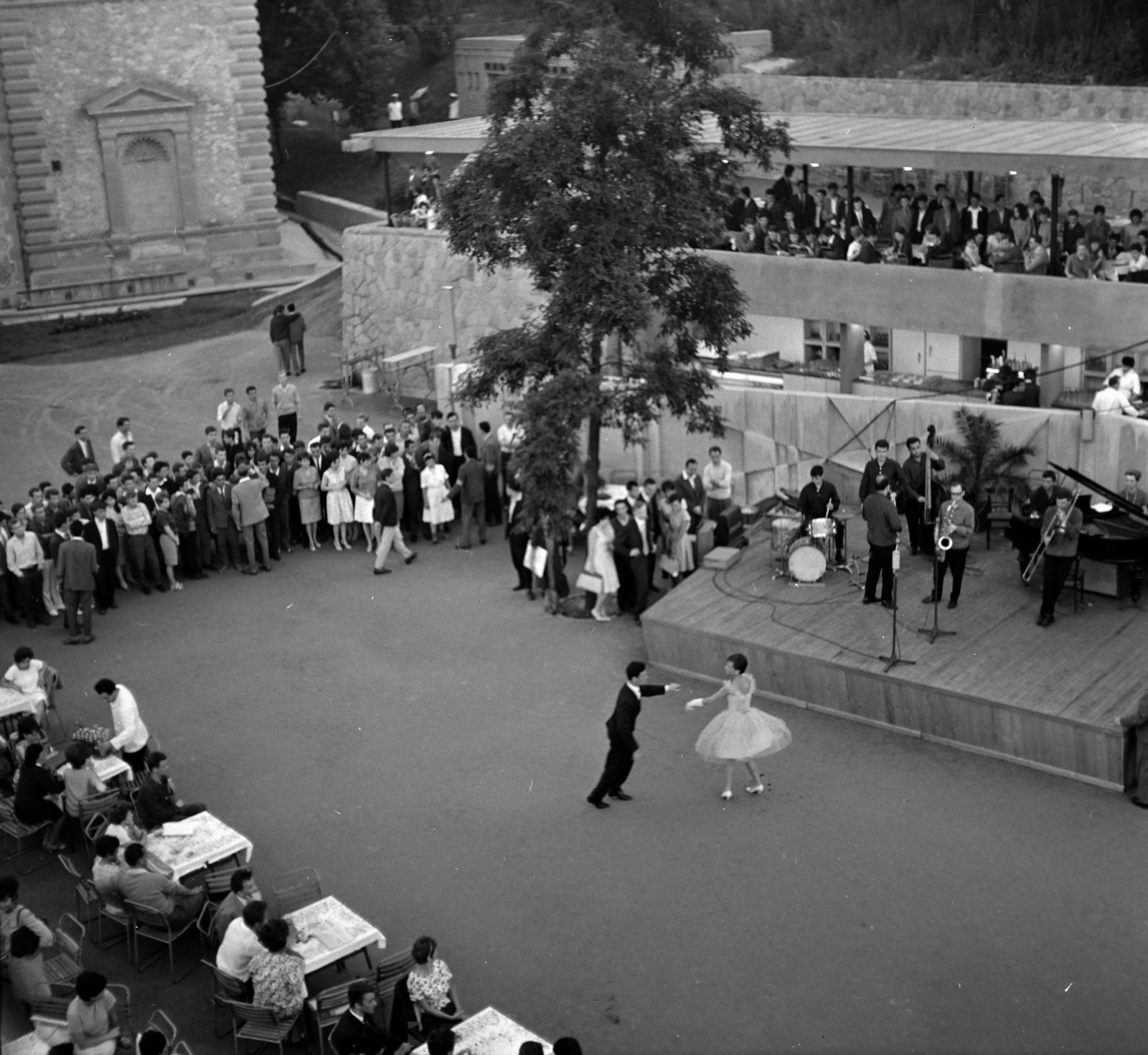 Hungary, Budapest I., Várkert Bazár, Budai Ifjúsági Park. A színpadon a Bergendy-együttes., 1963, Szalay Zoltán, Budapest, photo aspect ratio: square, winners' podium, nightclub, Fortepan #137155