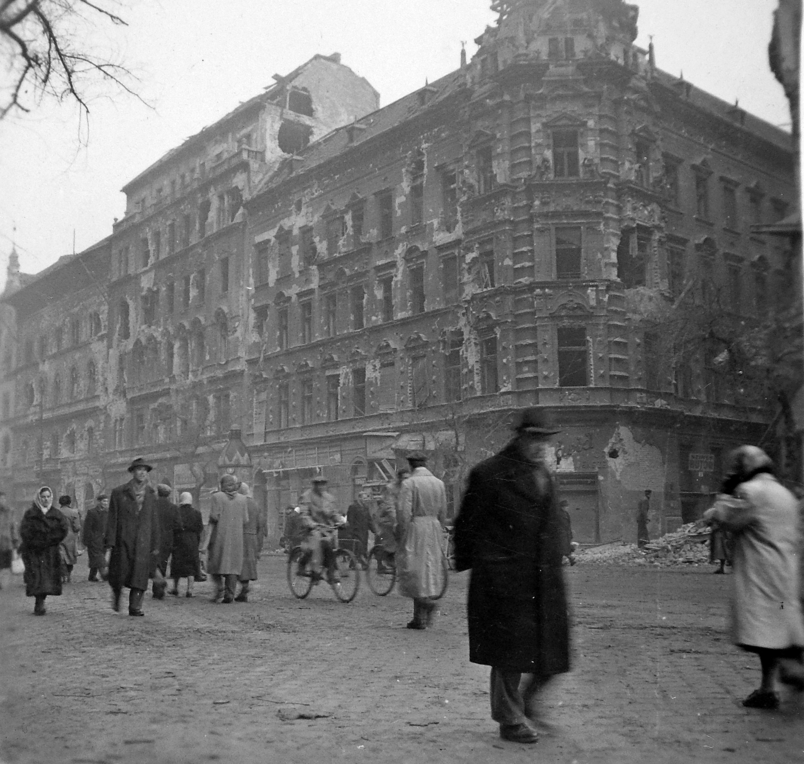 Magyarország, Budapest VIII., József körút, szemben a Nap utca sarkán a 68. sz. ház., 1957, Nagy József, épületkár, Budapest, Fortepan #13716