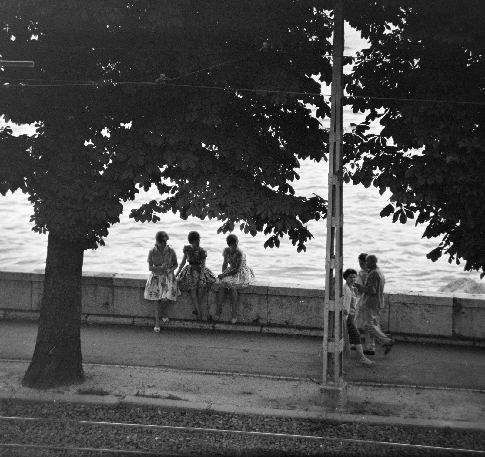 Hungary, Budapest I., Várkert (Groza Péter) rakpart az Ybl Miklós térnél., 1963, Szalay Zoltán, Budapest, sitting on a wall, Fortepan #137161