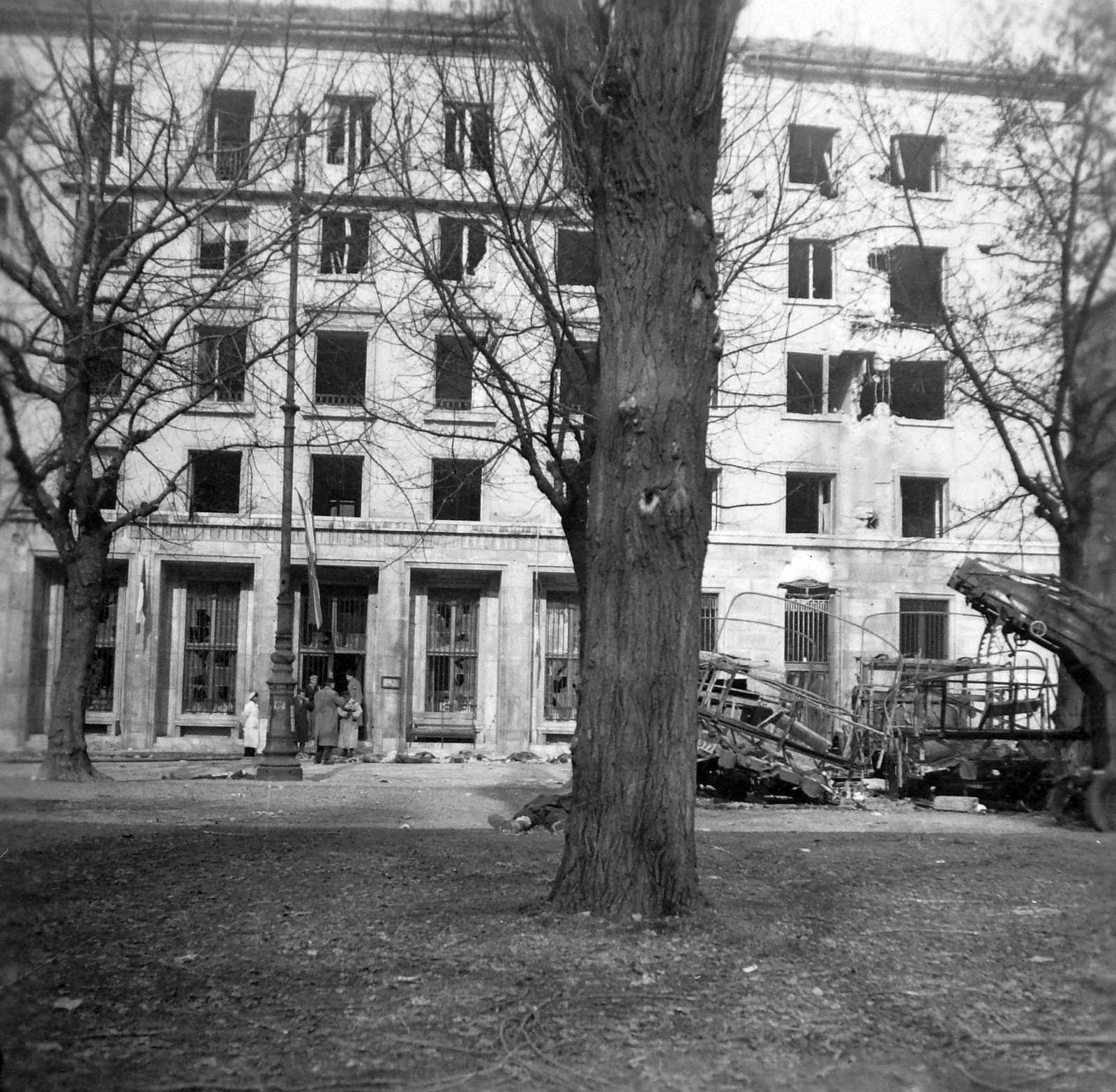 Hungary, Budapest VIII., II. János Pál pápa (Köztársaság) tér 26., a Budapesti Pártbizottság székháza., 1956, Nagy József, sunshine, Party Headquarters, revolution, wreck, damaged building, Budapest, Fortepan #13718