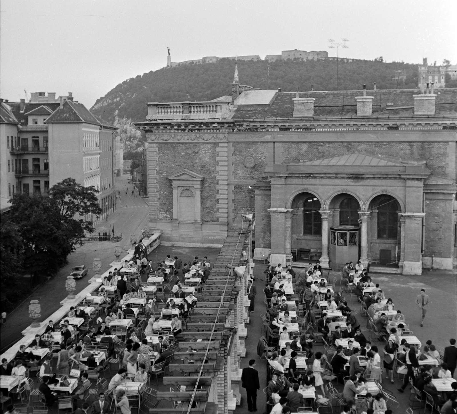 Hungary, Budapest I., Várkert Bazár, Budai Ifjúsági Park, háttérben a Gellért-hegy., 1963, Szalay Zoltán, Budapest, Fortepan #137184