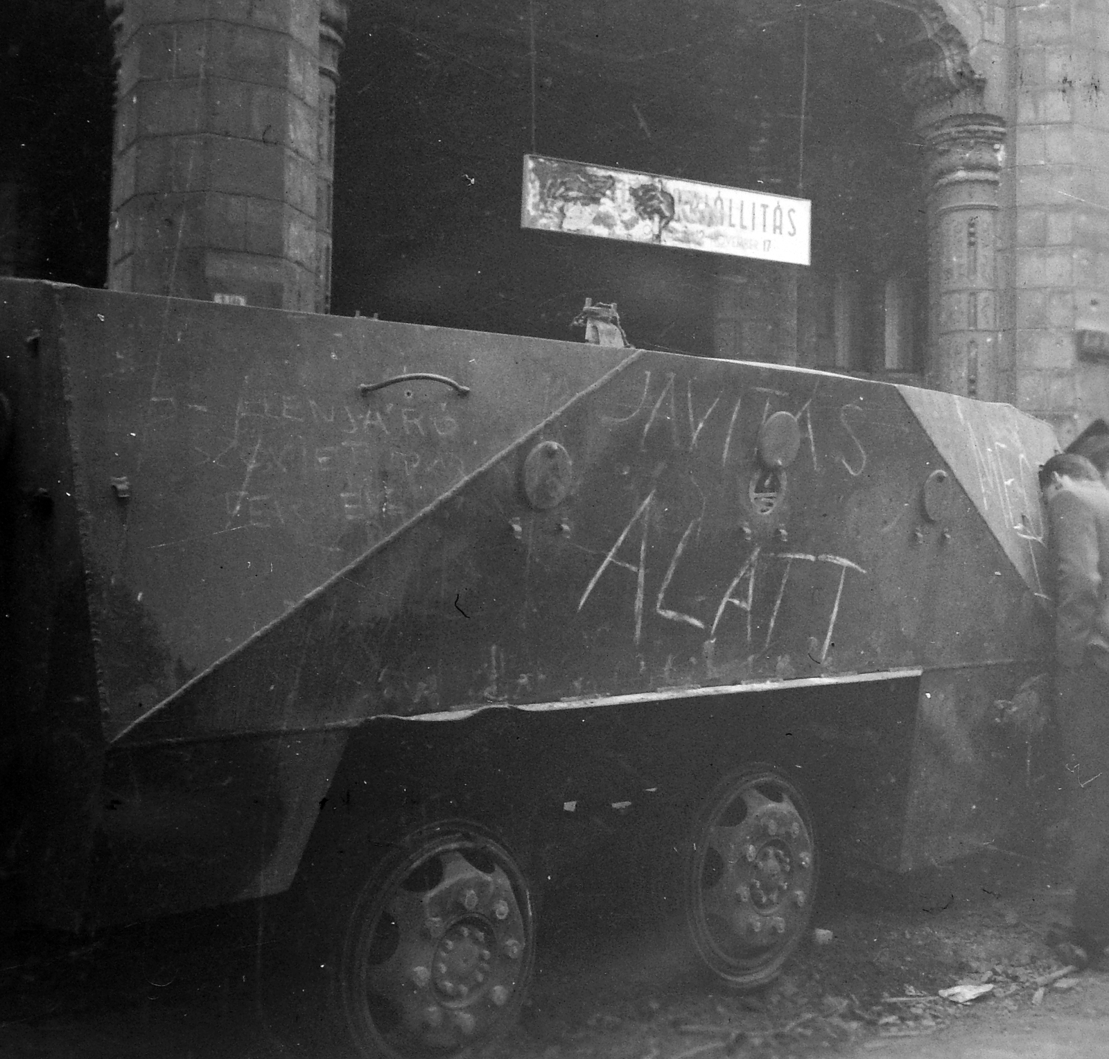 Hungary, Budapest IX., Üllői út, az Iparművészeti Múzeum főbejárata előtt egy kiégett szovjet BTR-152 páncélozott lövészszállító jármű.., 1956, Nagy József, label, revolution, wreck, humour, Budapest, Fortepan #13719