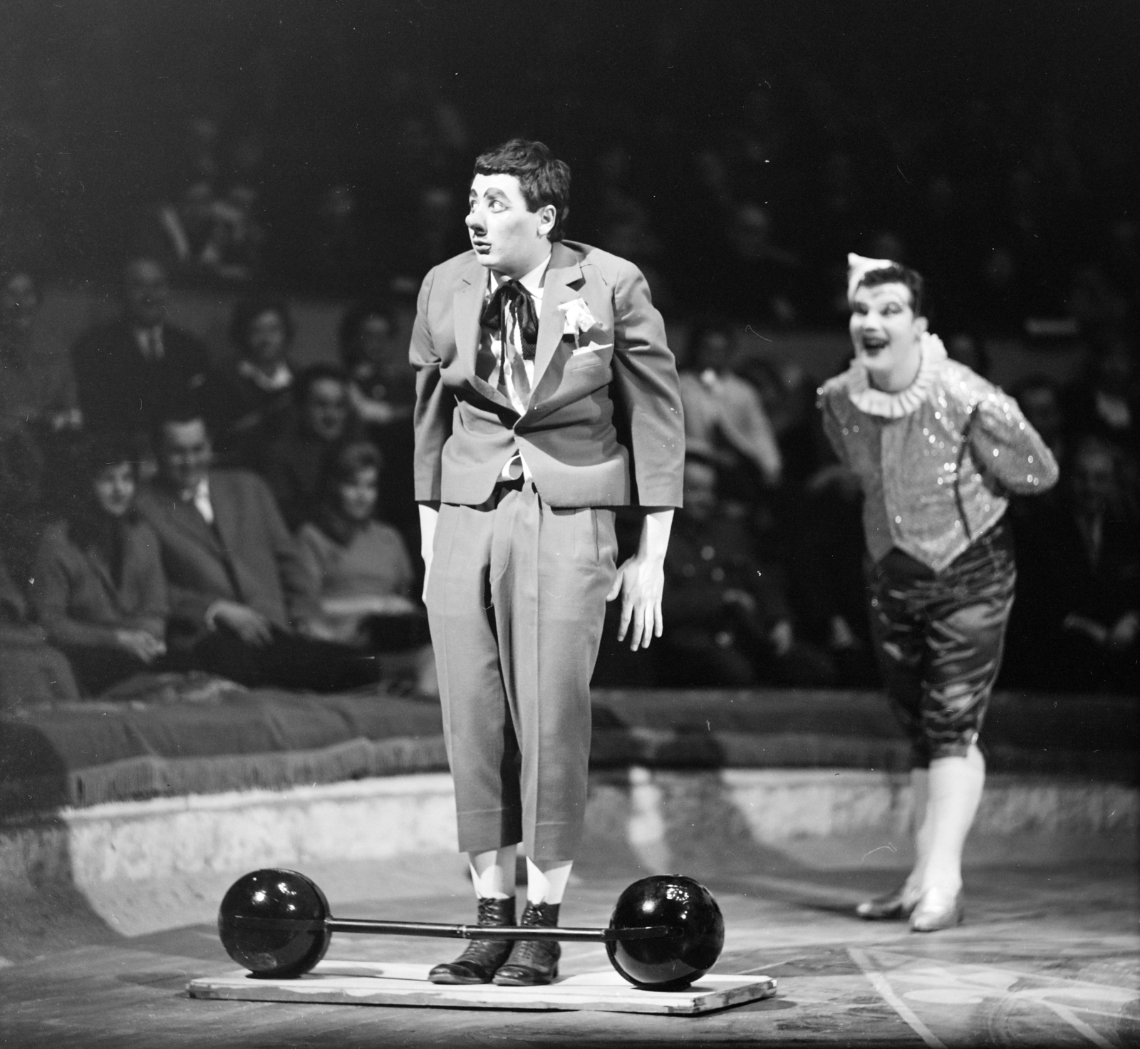 Hungary, Budapest XIV., Fővárosi Nagycirkusz., 1964, Szalay Zoltán, weight lifting, clown, Budapest, circus floor, Fortepan #137219