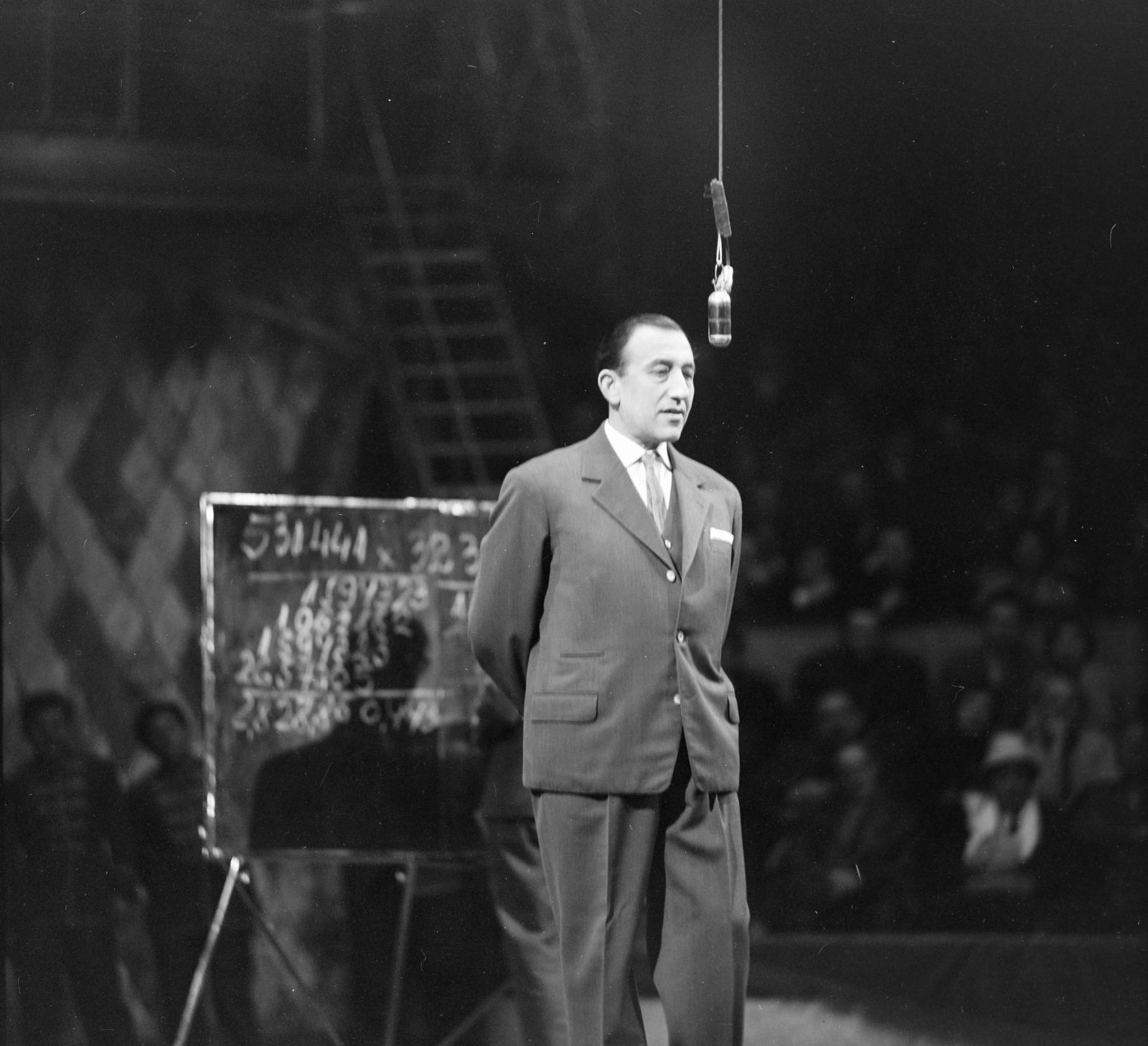 Hungary, Budapest XIV., Fővárosi Nagycirkusz, Pataki Ferenc fejszámoló művész., 1964, Szalay Zoltán, microphone, blackboard, Budapest, Fortepan #137229
