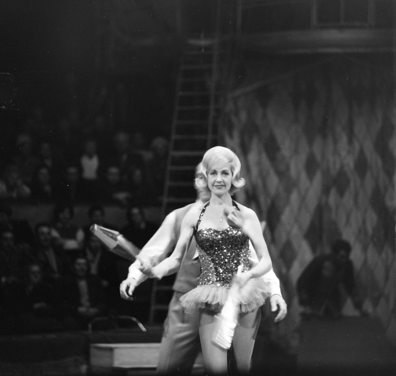 Hungary, Budapest XIV., Fővárosi Nagycirkusz., 1964, Szalay Zoltán, Budapest, circus floor, juggler, Fortepan #137232