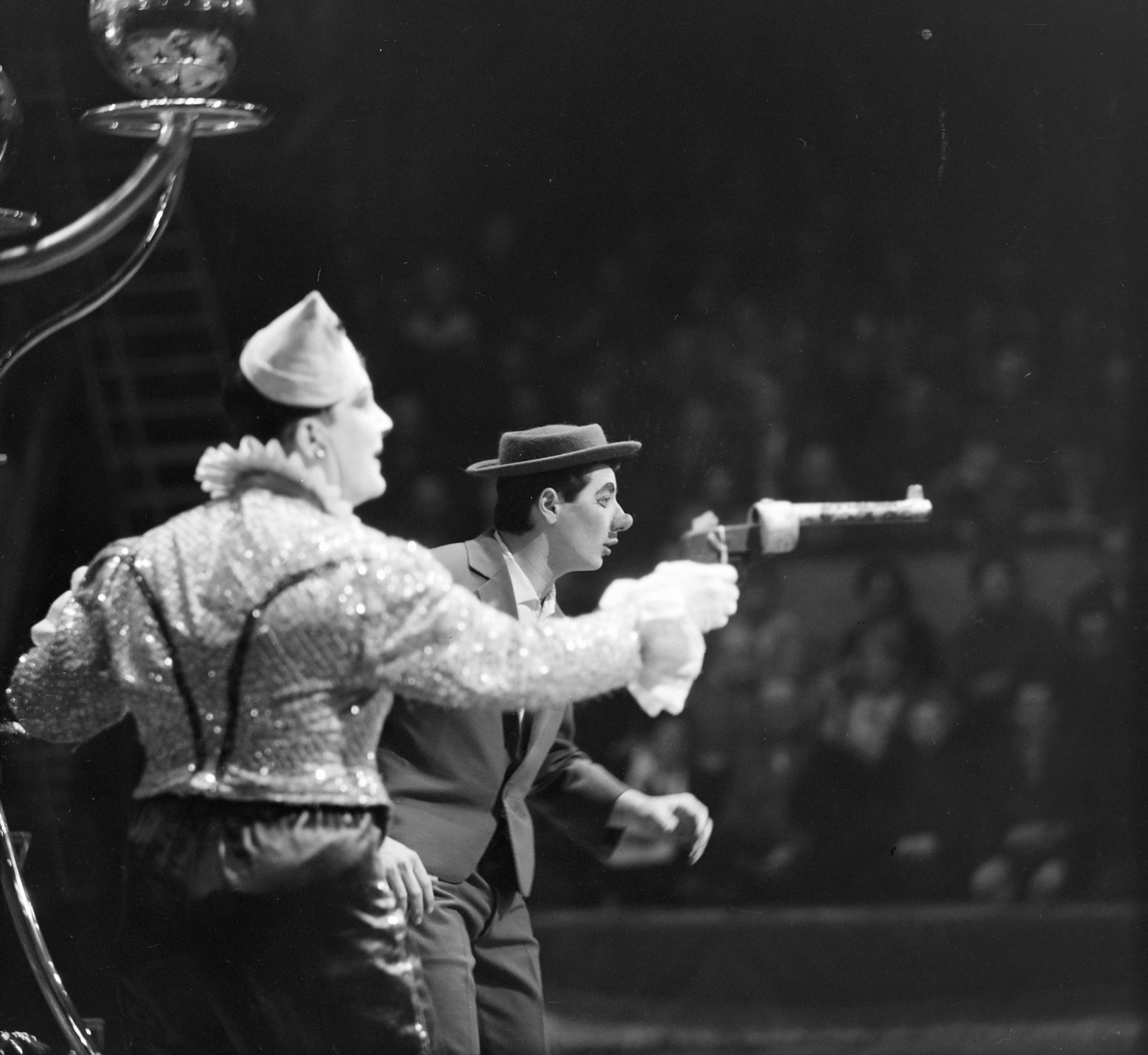 Hungary, Budapest XIV., Fővárosi Nagycirkusz., 1964, Szalay Zoltán, clown, pistol, Budapest, circus floor, Fortepan #137236