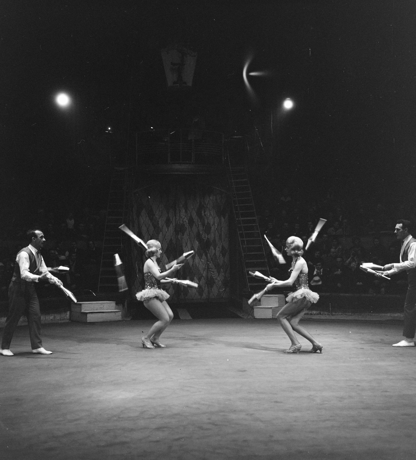 Hungary, Budapest XIV., Fővárosi Nagycirkusz., 1964, Szalay Zoltán, Budapest, circus floor, juggler, Fortepan #137237