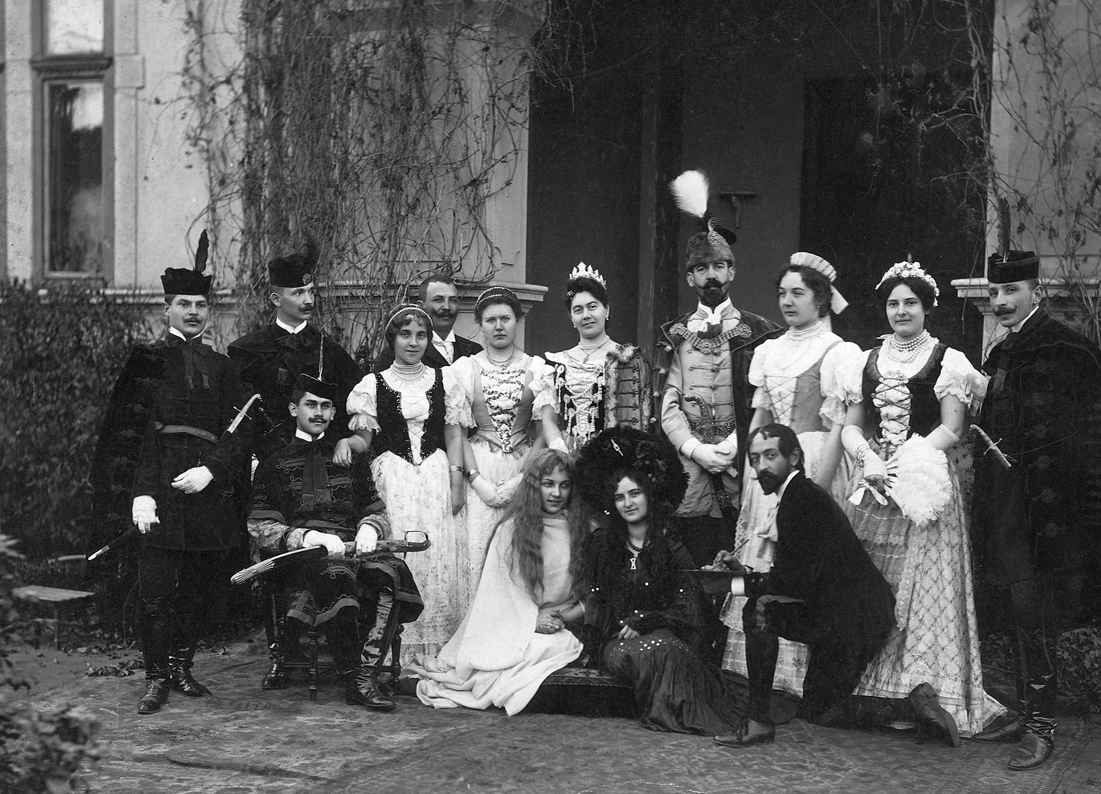 Magyarország, Dombóvár, a főszolgabírói hivatal alkalmazottai és hozzátartozóik az épület bejáratánál., 1904, Erky-Nagy Tibor, csoportkép, jelmez, épület, díszmagyar, kard, párta, süveg, tiara, Fortepan #13726
