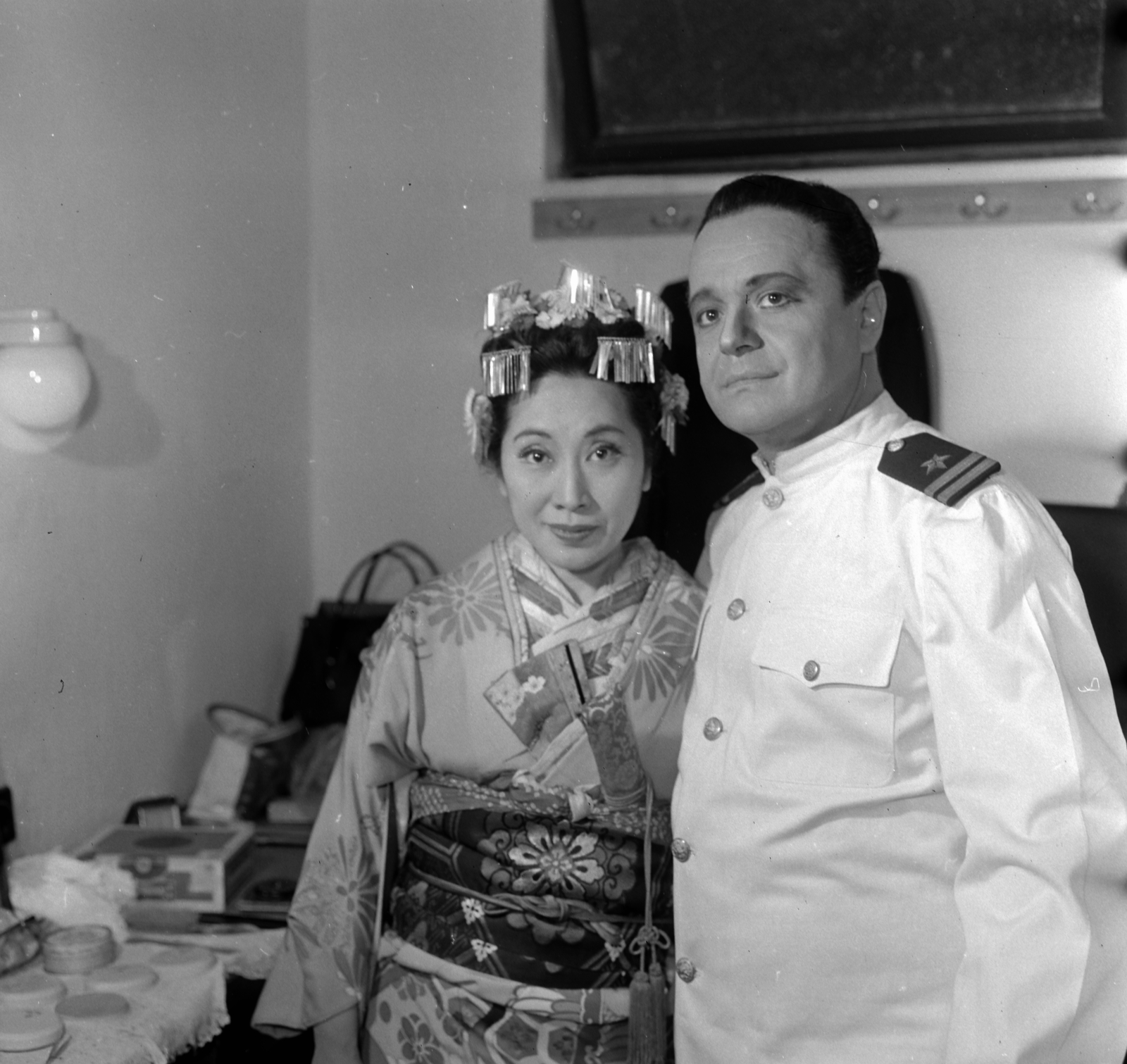 Hungary, Budapest, Tomiko Kanazawa és Carelli Gábor operaénekesek, Puccini: Pillangókisasszony című operájának főszerepeiben., 1960, Szalay Zoltán, celebrity, hair clip, Fortepan #137271