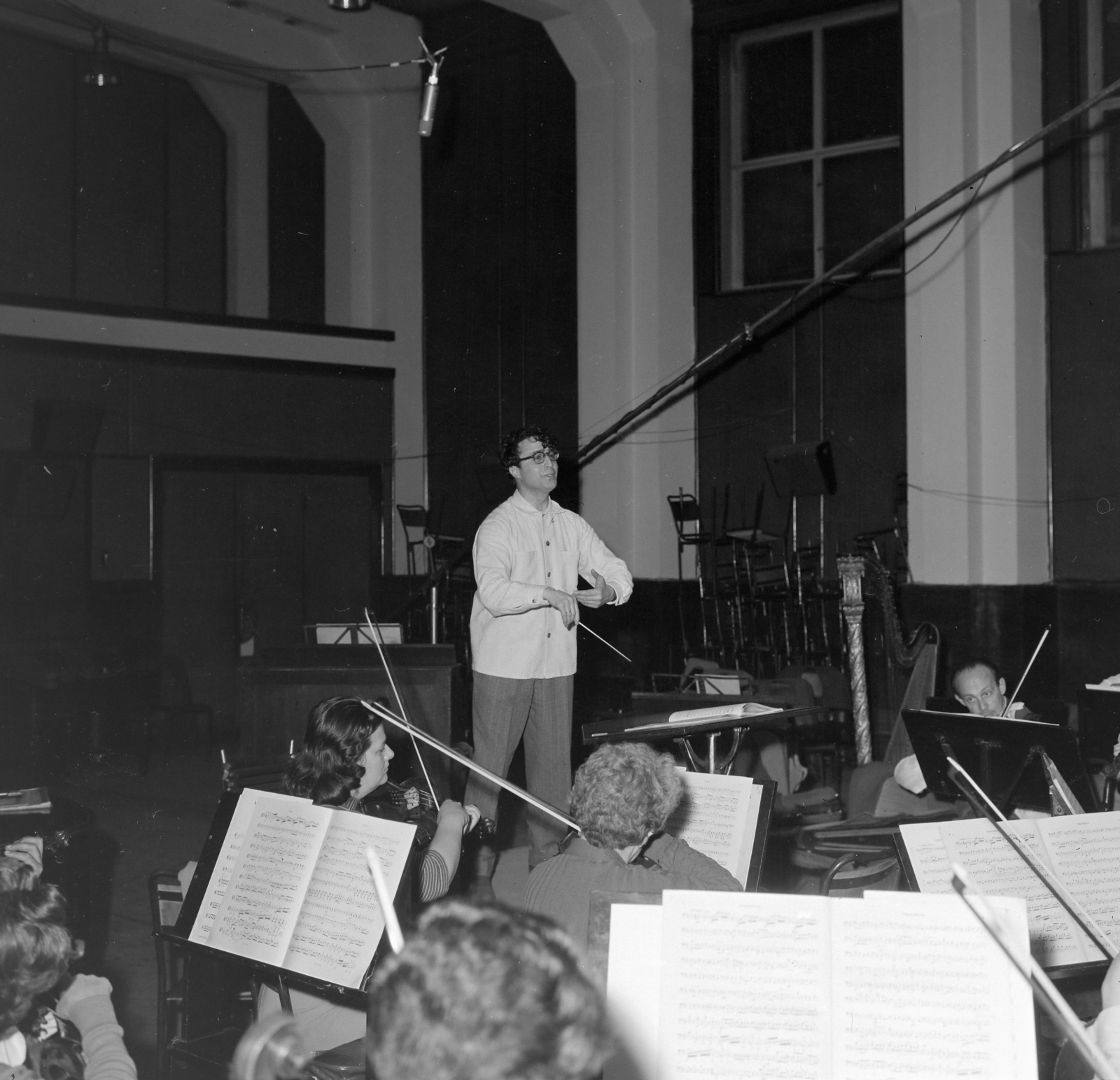 Hungary, Budapest VIII., a Magyar Rádió 6-os stúdiója. Lamberto Gardelli olasz karmester vezényli a Magyar Rádió Szimfonikus Zenekarát., 1962, Szalay Zoltán, conductor, Budapest, Hungarian Radio, Fortepan #137303