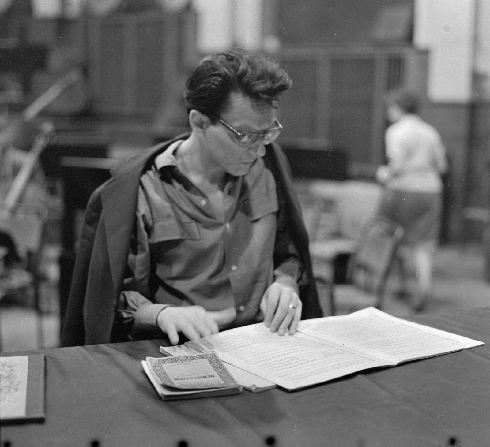Hungary, Budapest VIII., a Magyar Rádió stúdiója, Mircea Basarab román karmester., 1964, Szalay Zoltán, reading, conductor, Budapest, Hungarian Radio, Fortepan #137320