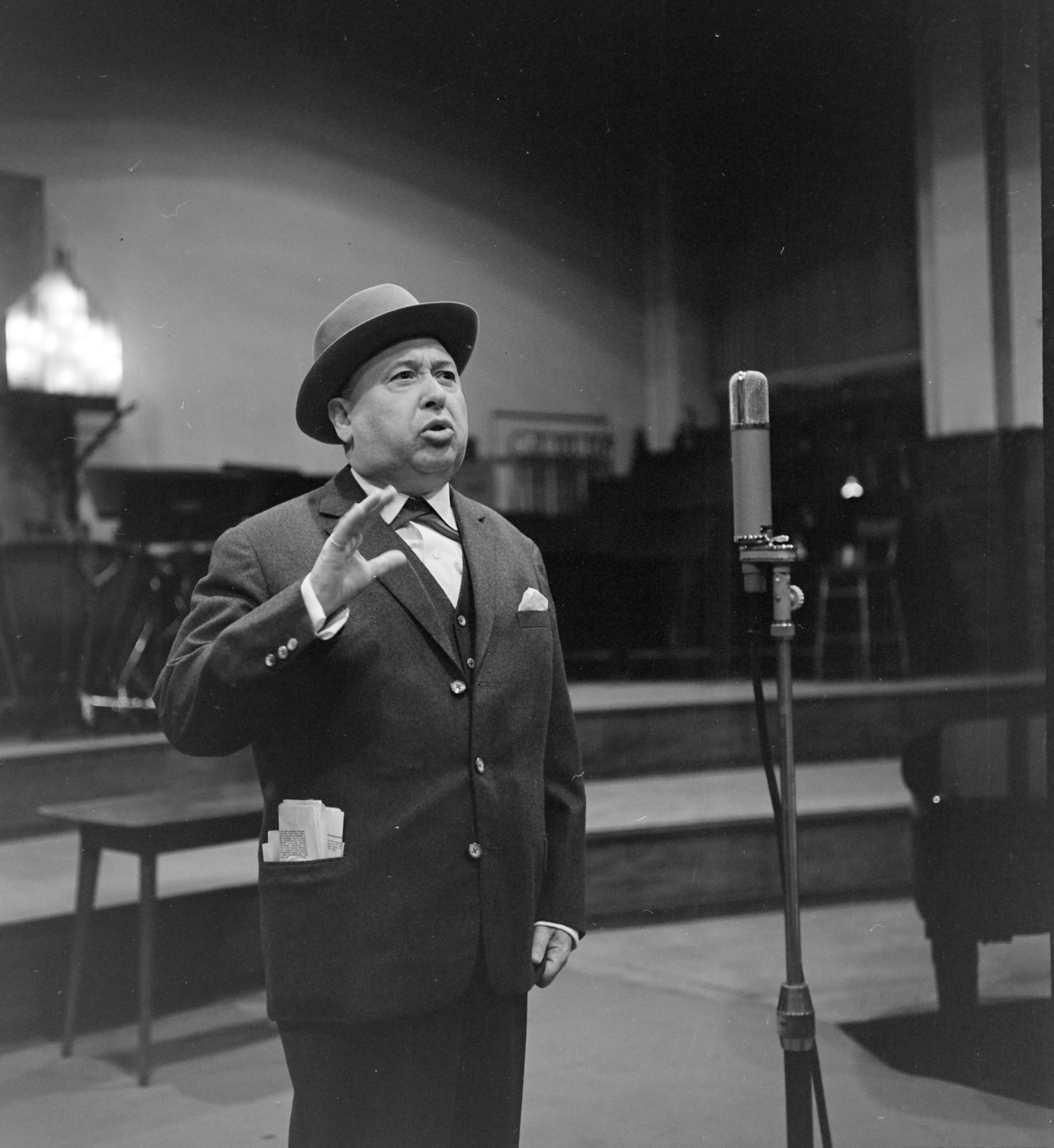 Magyarország, Budapest VIII., a Magyar Rádió 6-os stúdiója az Akik a színészábécéből kimaradtak című szórakoztató műsor felvételekor. Keleti László színművész., 1962, Szalay Zoltán, mikrofon, Budapest, Magyar Rádió, Fortepan #137330