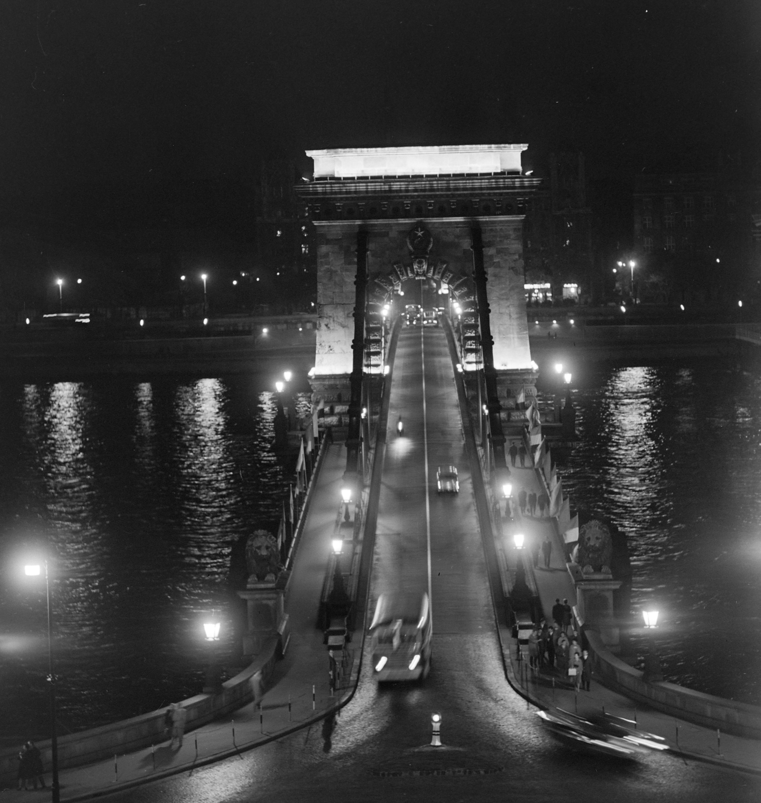 Hungary, Budapest I.,Budapest V., a Széchenyi Lánchíd az Alagút tetejéről a Széchenyi István (Roosevelt) tér felé nézve., 1964, Szalay Zoltán, Budapest, Duna-bridge, William Tierney Clark-design, Fortepan #137354