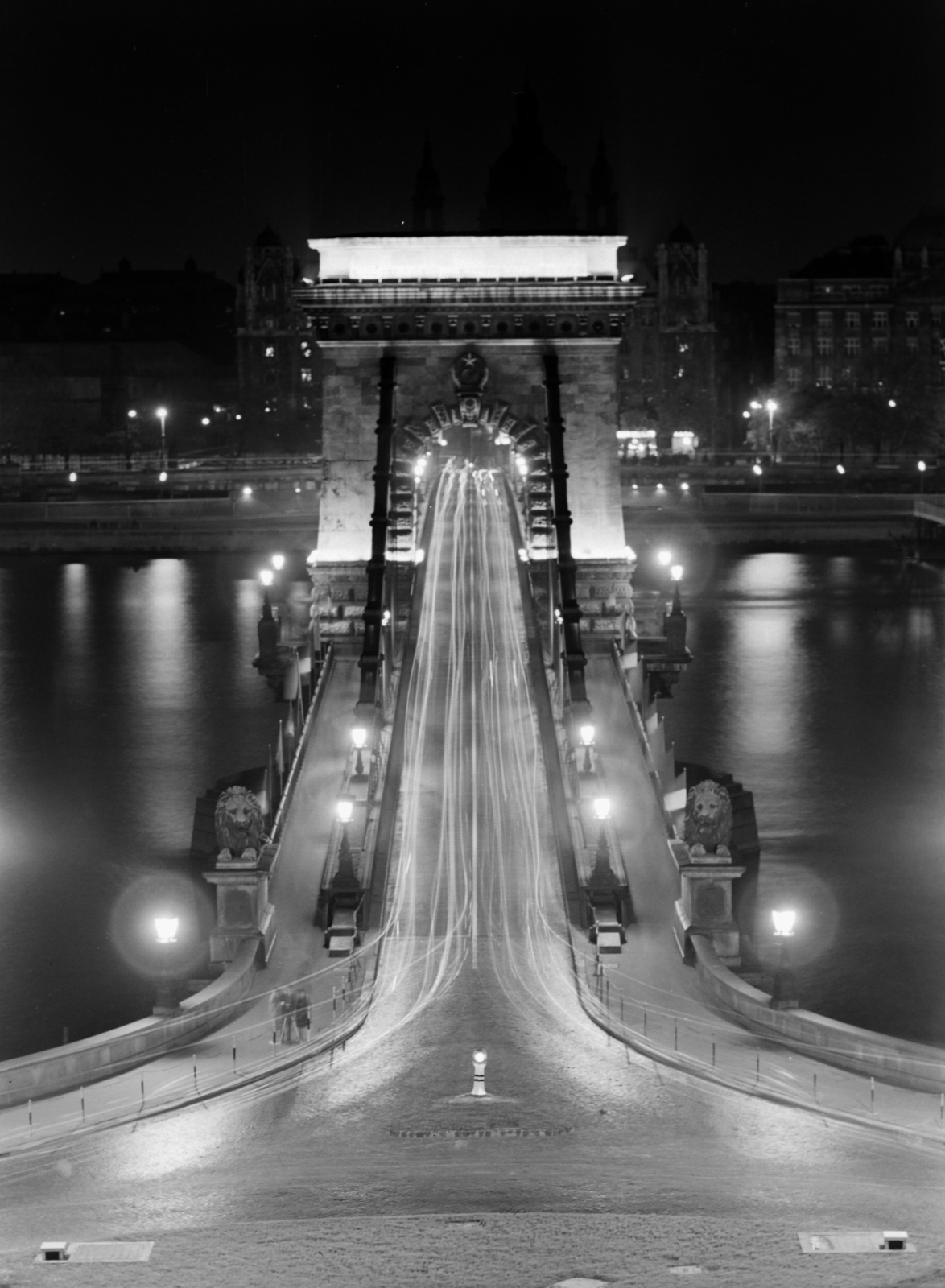 Hungary, Budapest I.,Budapest V., a Széchenyi Lánchíd az Alagút tetejéről a Széchenyi István (Roosevelt) tér felé nézve., 1964, Szalay Zoltán, Budapest, Duna-bridge, William Tierney Clark-design, Fortepan #137355
