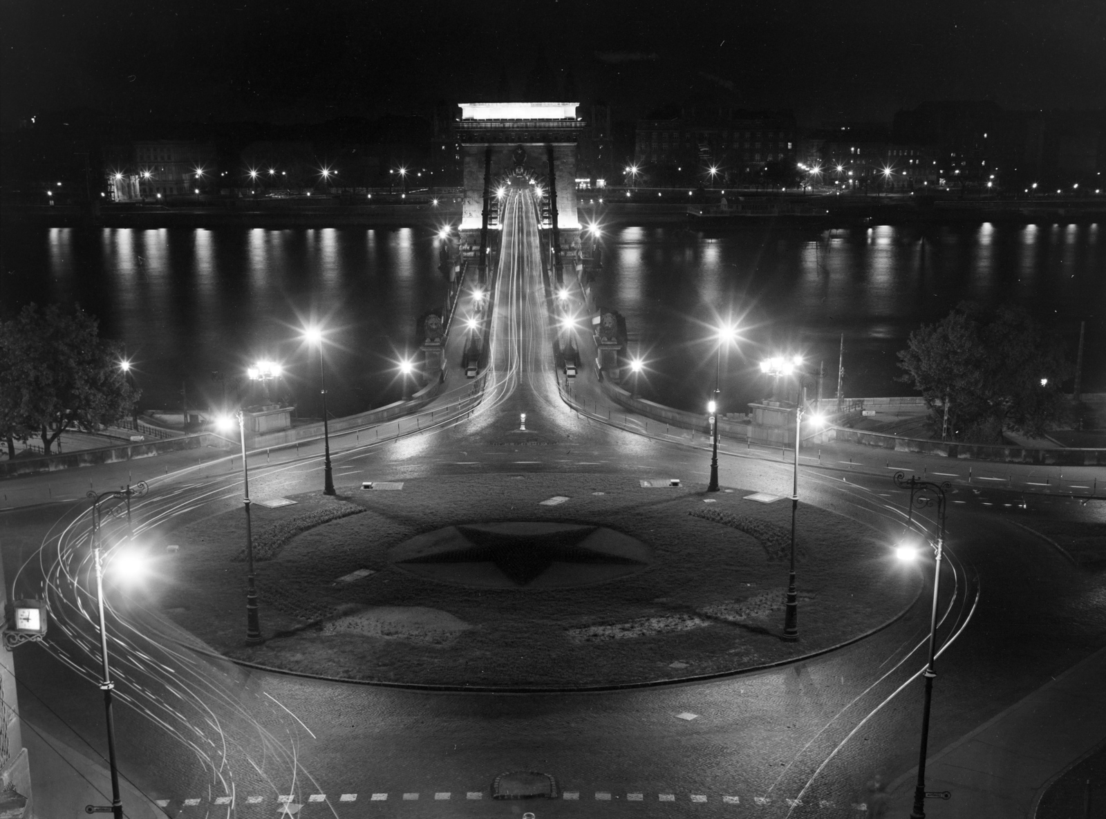 Magyarország, Budapest I.,Budapest V., a Széchenyi Lánchíd az Alagút tetejéről a Széchenyi István (Roosevelt) tér felé nézve., 1964, Szalay Zoltán, Budapest, Duna-híd, William Tierney Clark-terv, vörös csillag, Fortepan #137357