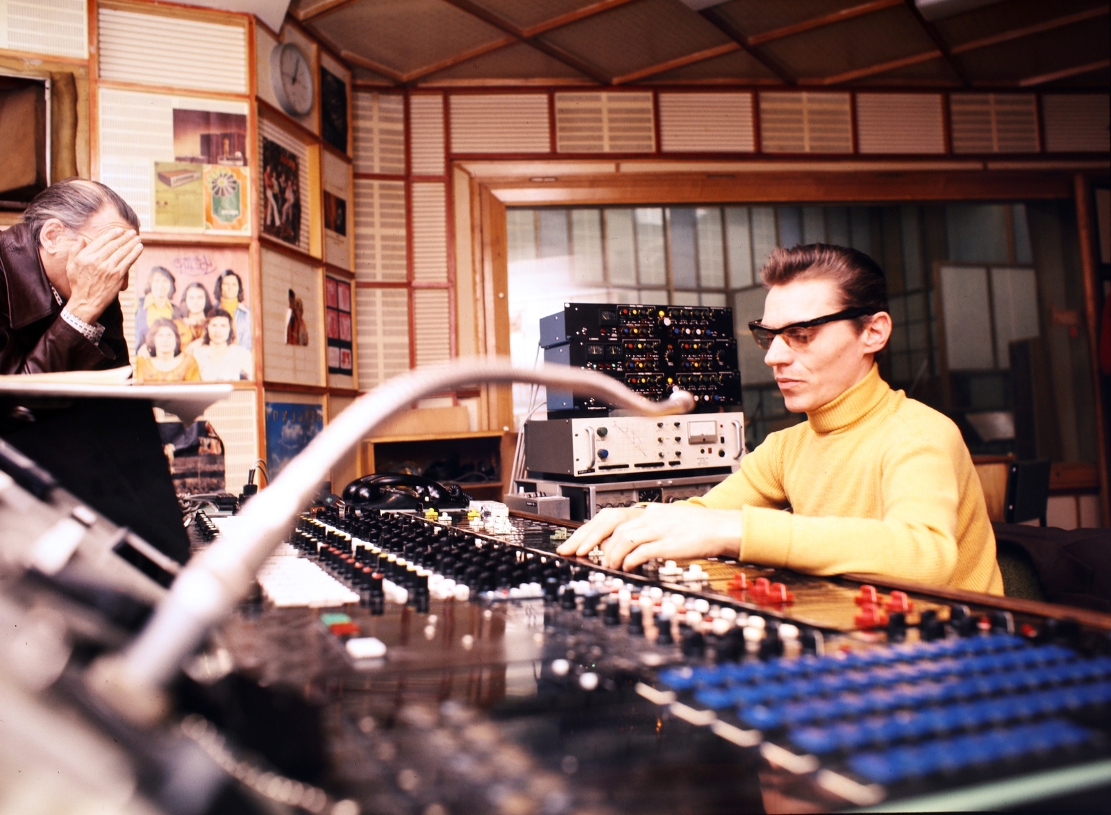 Hungary, Budapest VIII., a Magyar Rádió 8-as stúdiója, balra Bágya András zeneszerző, jobbra Kardos József hangmérnök., 1975, Szalay Zoltán, colorful, mixer, Budapest, Hungarian Radio, covering the face, Fortepan #137362