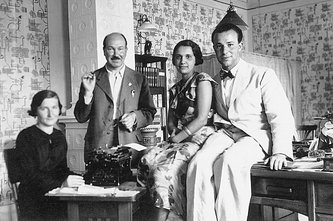 Hungary, Dombóvár, ügyvédi iroda., 1936, Erky-Nagy Tibor, tile stove, light, typewriter, desk, bow tie, sitting on a table, Fortepan #13737