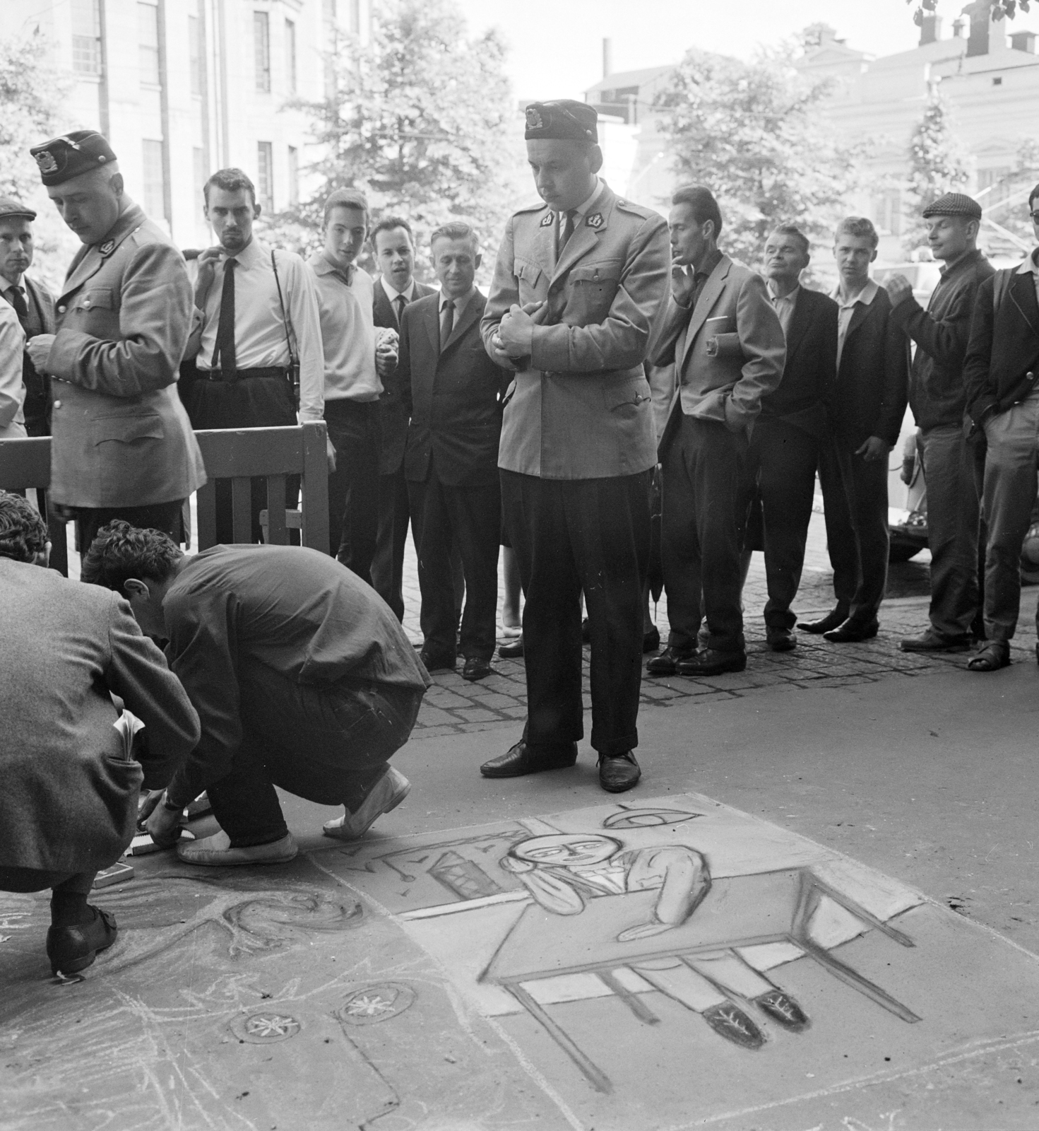 Finnország, Helsinki, a felvétel a Mannerheimintie 18.számú ház előtt, a VIII. VIT (Világifjúsági Találkozó) idején készült. Háttérben a Régi Diák Ház (Vanha ylioppilastalo)., 1962, Szalay Zoltán, guggolás, Fortepan #137379