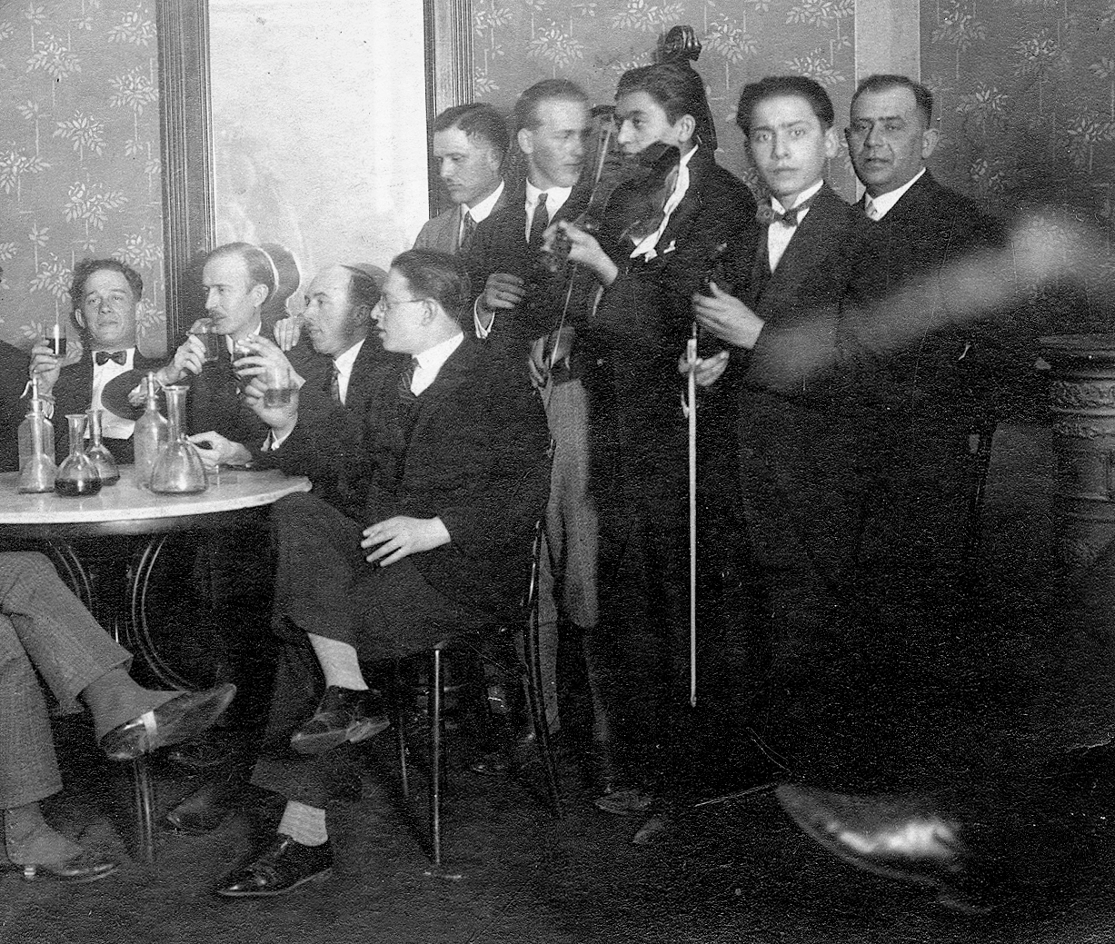 Hungary, Dombóvár, Korona Kávéház., 1936, Erky-Nagy Tibor, furniture, drinking, band, violin, interior, glass, soda water bottle, bow tie, wine-tasting glass, decanter, marble table, Fortepan #13738