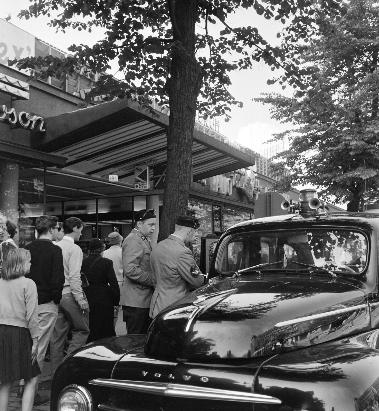 Finnország, Helsinki, Mannerheimintie, a felvétel a Forum bevásárlóközpont előtt, a VIII. VIT (Világifjúsági Találkozó) idején készült., 1962, Szalay Zoltán, Volvo-márka, automobil, Fortepan #137382