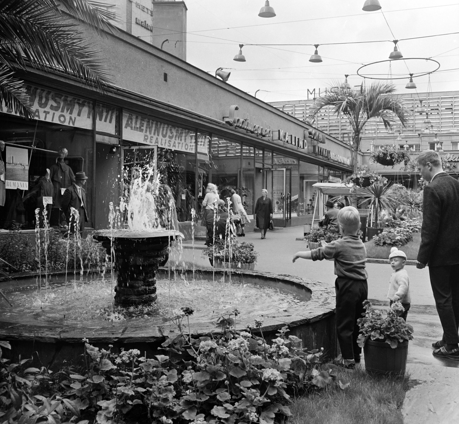 Finnország, Helsinki, Forum bevásárlóközpont a Simonkatu és a Mannerheimintie sarkán. A felvétel a VIII. VIT (Világifjúsági Találkozó) idején készült., 1962, Szalay Zoltán, szökőkút, Fortepan #137388