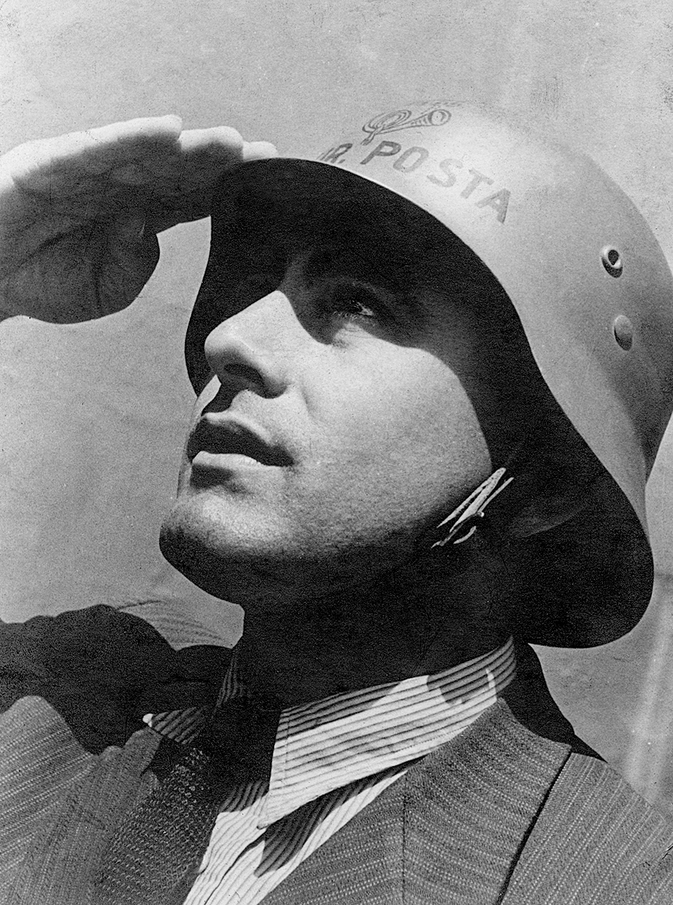 Hungary, Dombóvár, postatiszt légoltalmi figyelői beosztásban., 1943, Erky-Nagy Tibor, military, helmet, salute, post, Fortepan #13739