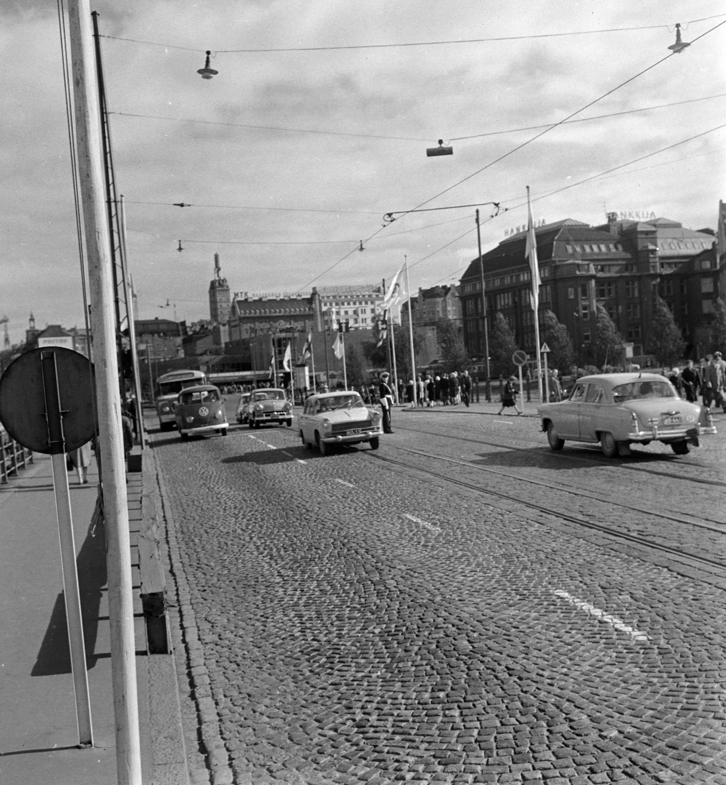 Finnország, Helsinki, Mannerheimintie a Parlament felöl nézve, jobbra az Arkadiankatu torkolata, háttérben a Hotel Torni tornya látszik. A felvétel a VIII. VIT (Világifjúsági Találkozó) idején készült., 1962, Szalay Zoltán, utcakép, Volkswagen-márka, mikrobusz, Fortepan #137403