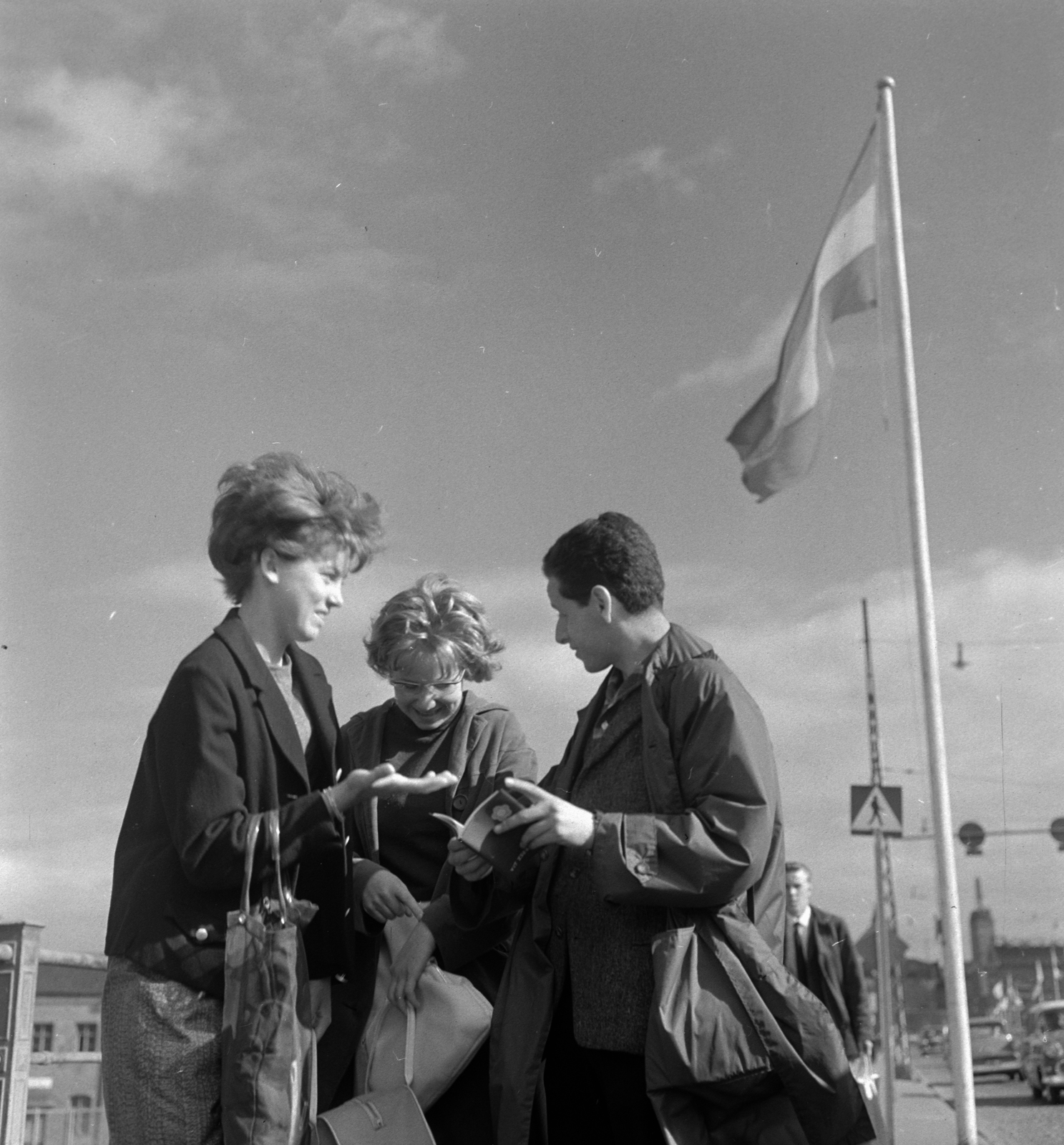 Finnország, Helsinki, Mannerheimintie a Parlament felöl nézve, jobbra a háttérben a Hotel Torni tornya látszik. A felvétel a VIII. VIT (Világifjúsági Találkozó) idején készült., 1962, Szalay Zoltán, Fortepan #137404