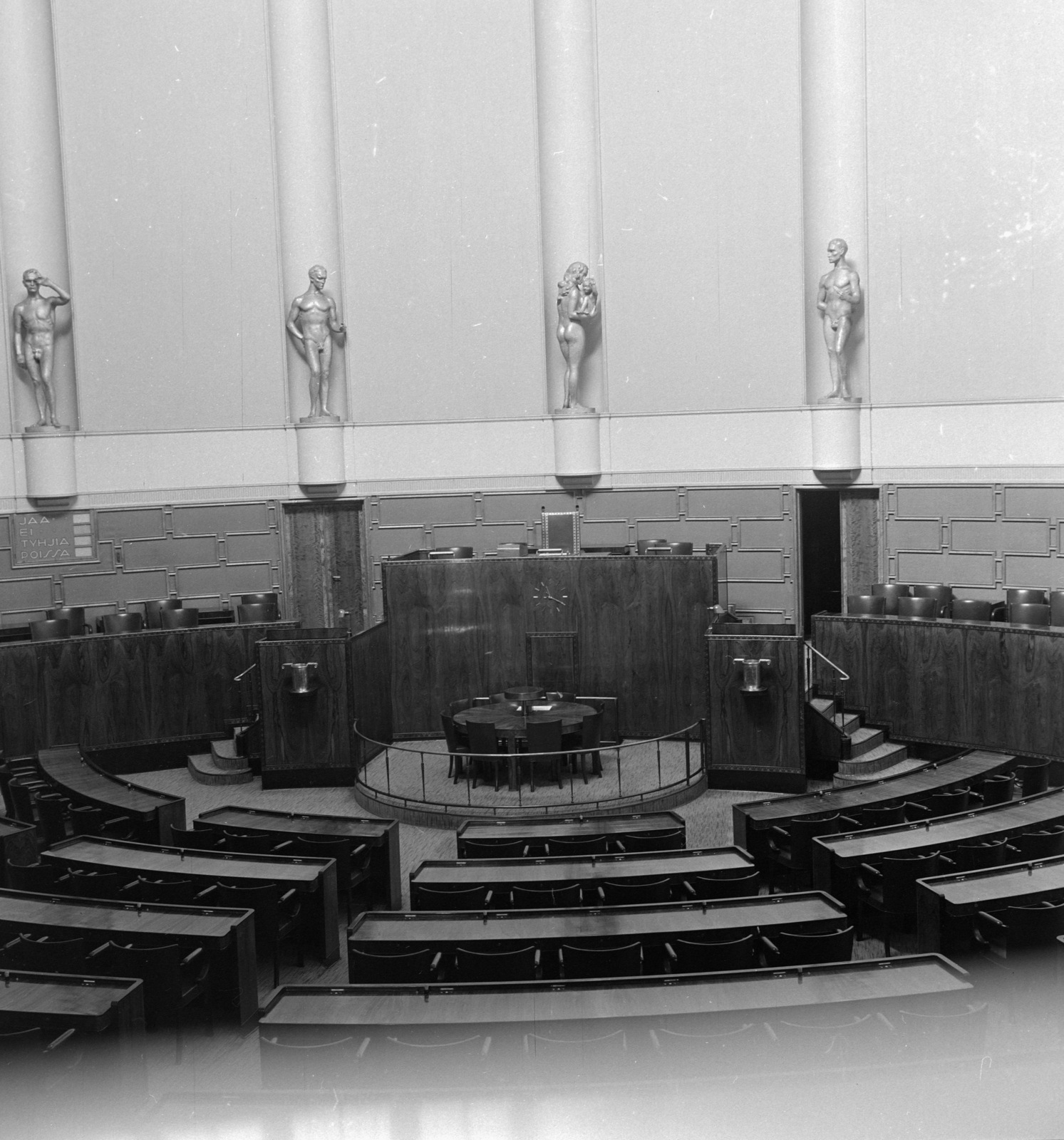 Finnország, Helsinki, a parlament ülésterme. A felvétel a VIII. VIT (Világifjúsági Találkozó) idején készült., 1962, Szalay Zoltán, szobor, országház, meztelen alak, Wäinö Aaltonen-terv, Fortepan #137407