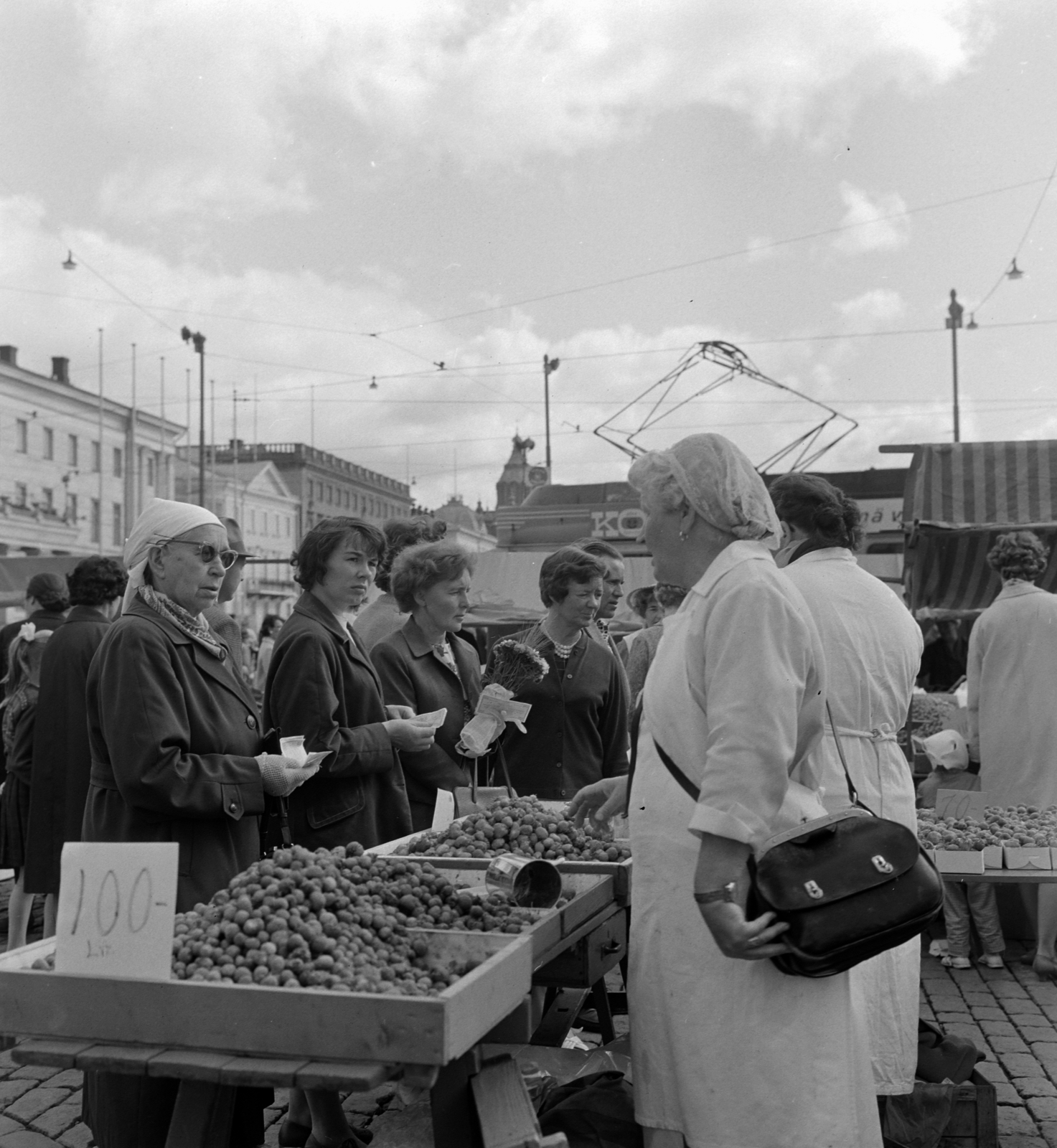 Finland, Helsinki, a kikötői piactér (Kauppatori), háttérben az Uspenski Katedrális. A felvétel a VIII. VIT (Világifjúsági Találkozó) idején készült., 1962, Szalay Zoltán, price tag, market, Fortepan #137422