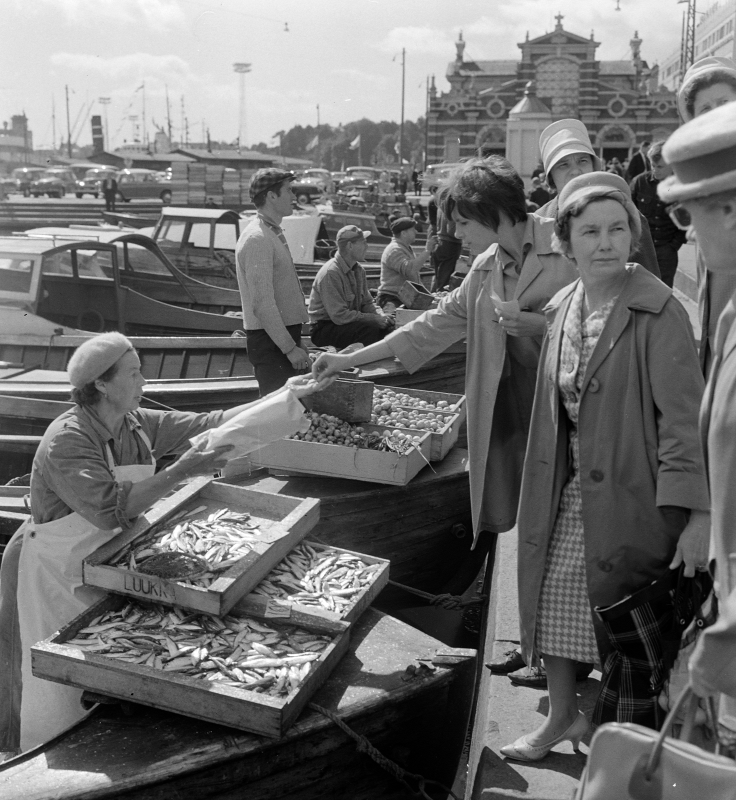 Finland, Helsinki, a kikötői piactér (Kauppatori). A felvétel a VIII. VIT (Világifjúsági Találkozó) idején készült., 1962, Szalay Zoltán, market, Fortepan #137423