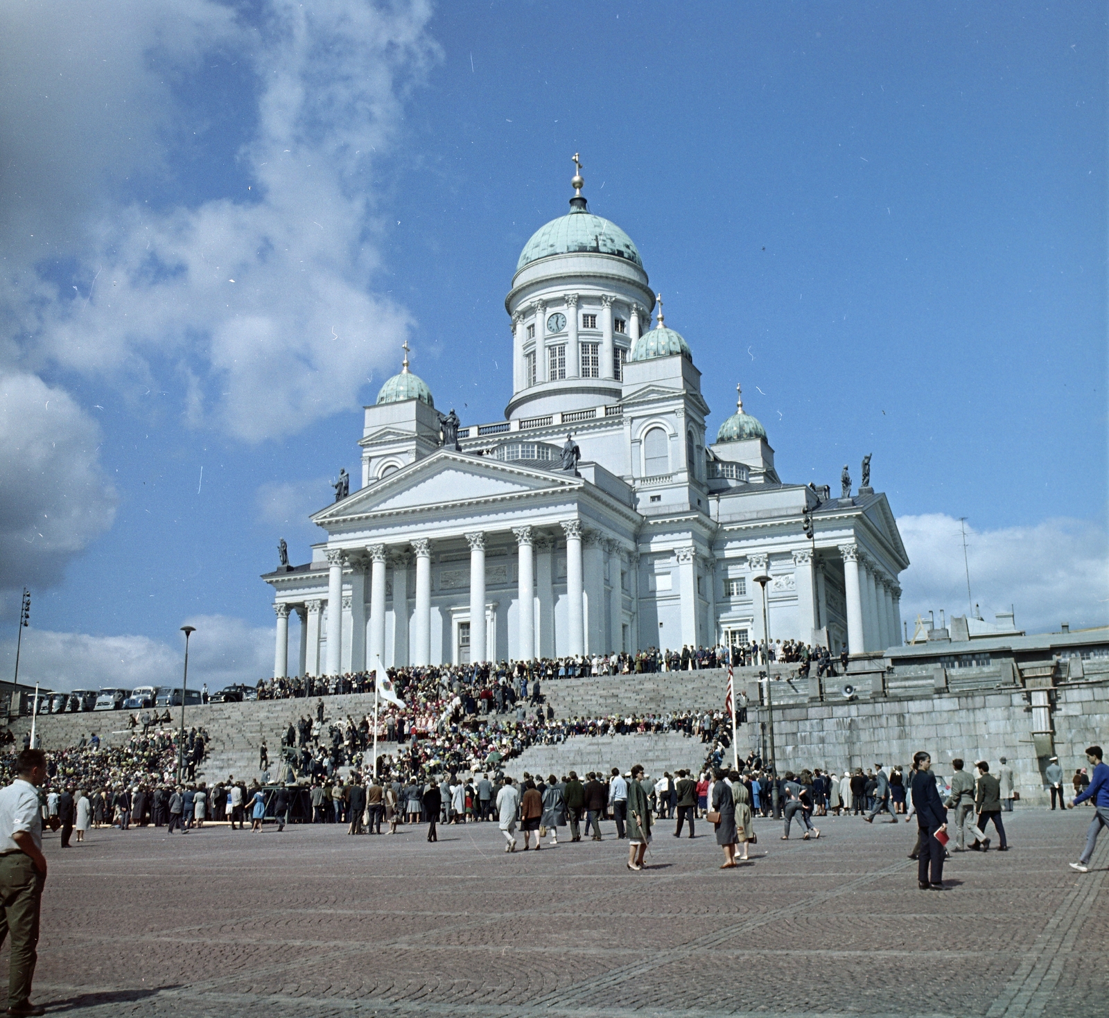 Finland, Helsinki, Senaatintori a város főtere a Székesegyház előtt. A felvétel a VIII. VIT (Világifjúsági Találkozó) alkalmával készült., 1962, Szalay Zoltán, church, colorful, pediment, Cathedral, Neoclassical architecture, Carl Ludvig Engel-design, Ernst Lohrmann-design, Fortepan #137432