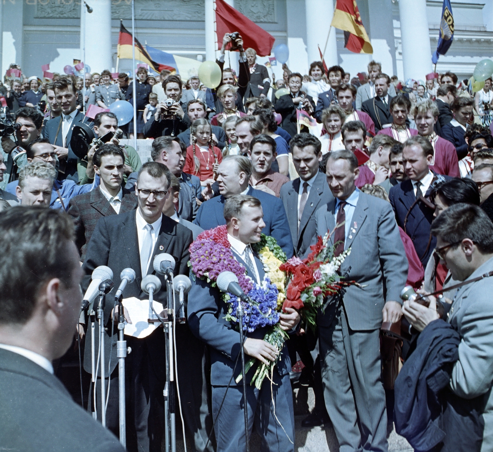 Finnország, Helsinki, Senaatintori a város főtere, a Székesegyház előtti lépcsősor. Középen a virágokkal Jurij Gagarin. A felvétel a VIII. VIT (Világifjúsági Találkozó) alkalmával készült., 1962, Szalay Zoltán, híres ember, színes, űrhajós, Best of, Fortepan #137435