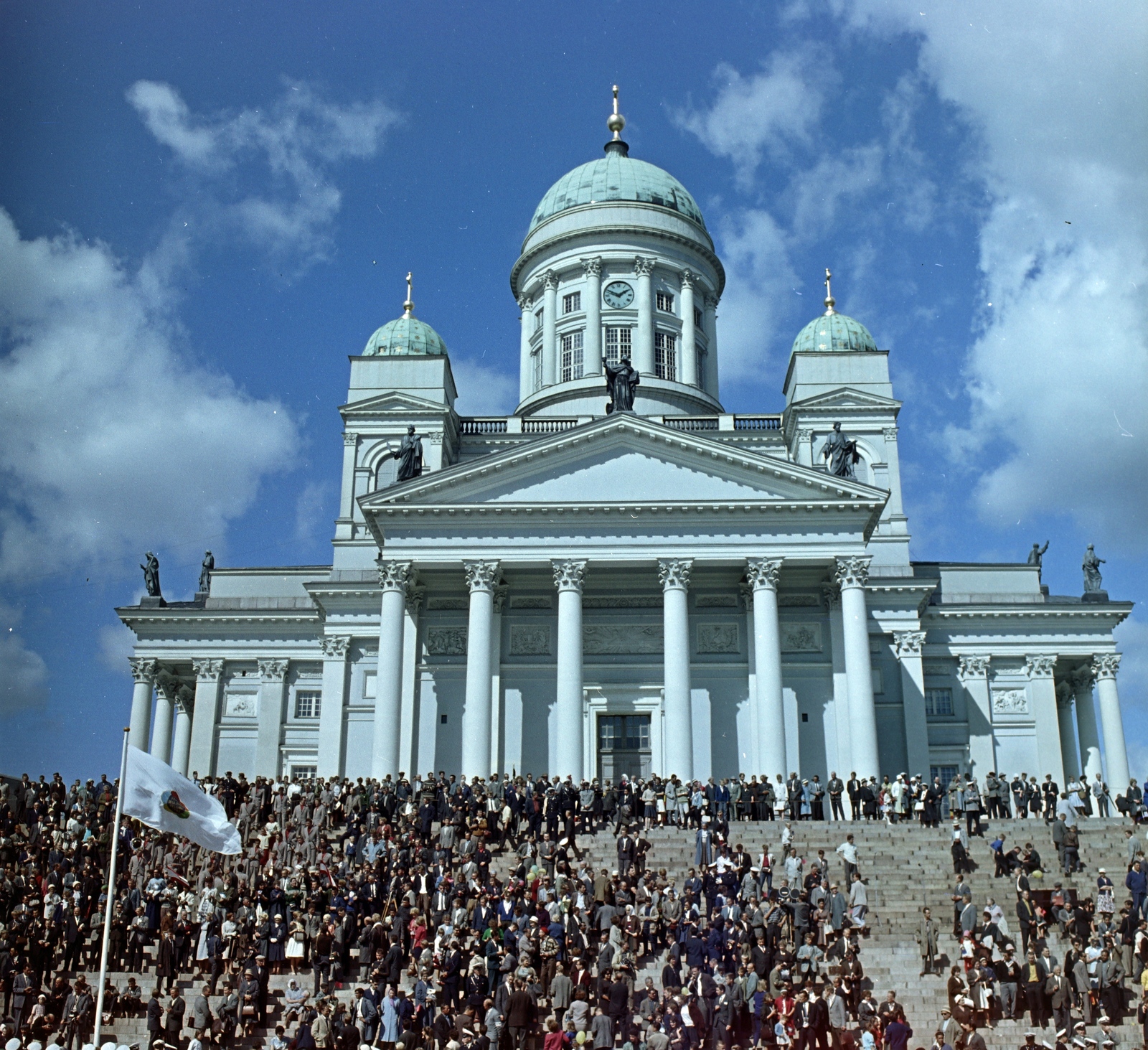 Finnország, Helsinki, Senaatintori a város főtere, a Székesegyház előtt. A felvétel a VIII. VIT (Világifjúsági Találkozó) alkalmával készült., 1962, Szalay Zoltán, templom, színes, timpanon, székesegyház, neoklasszicizmus, Carl Ludvig Engel-terv, Ernst Lohrmann-terv, Fortepan #137438