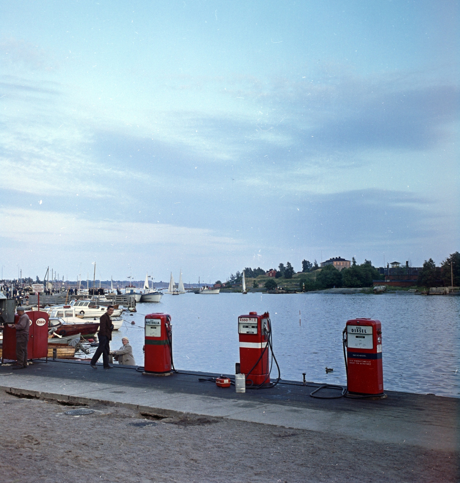 Finland, Helsinki, kikötő, a felvétel a VIII. VIT (Világifjúsági Találkozó) idején készült., 1962, Szalay Zoltán, colorful, gas station, Esso-brand, Fortepan #137443