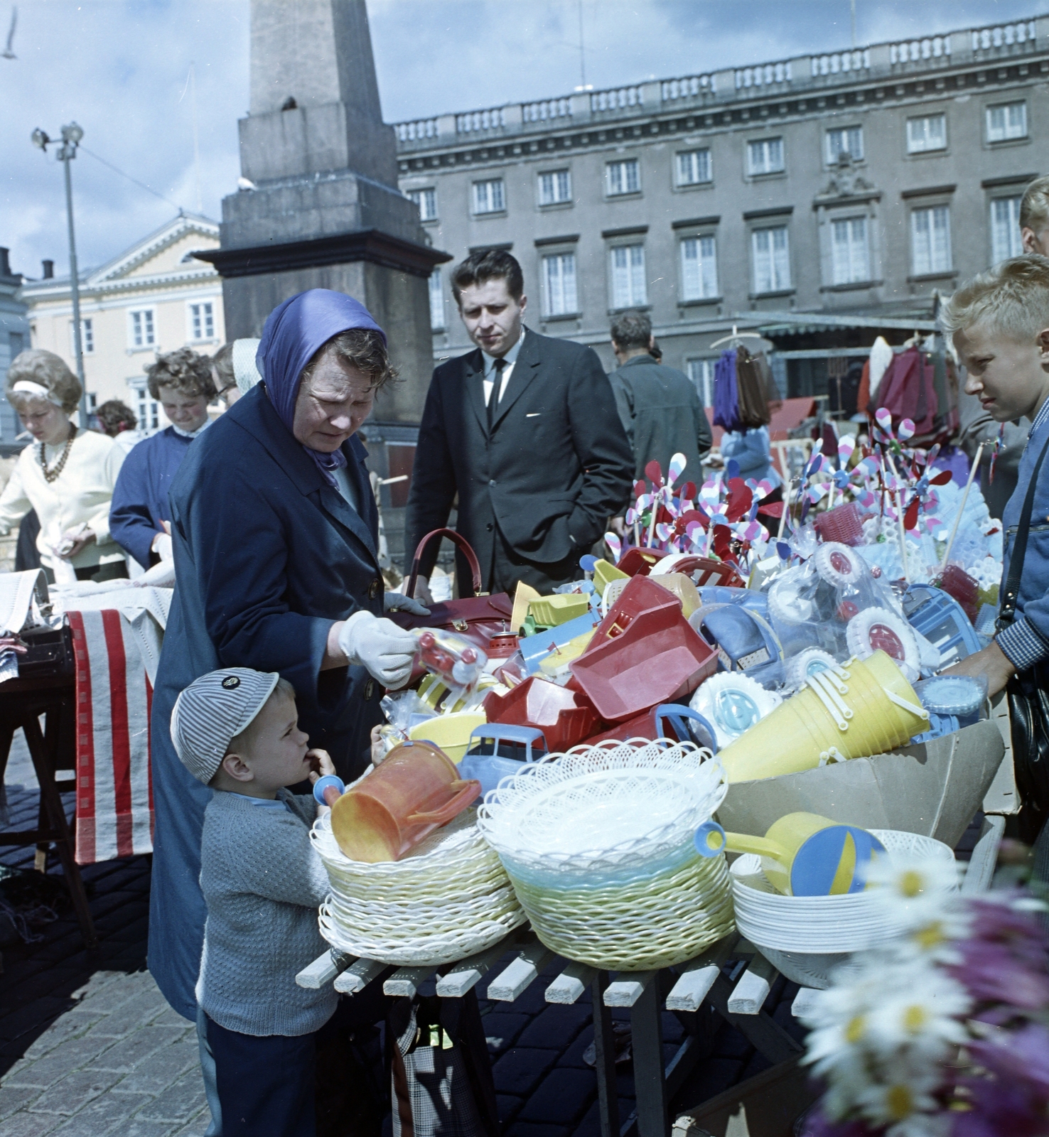 Finnország, Helsinki, a kikötői piactér (Kauppatori), az emlékművet I. Miklós cár felesége látogatásának emlékére emelték. A felvétel a VIII. VIT (Világifjúsági Találkozó) idején készült., 1962, Szalay Zoltán, színes, Fortepan #137446